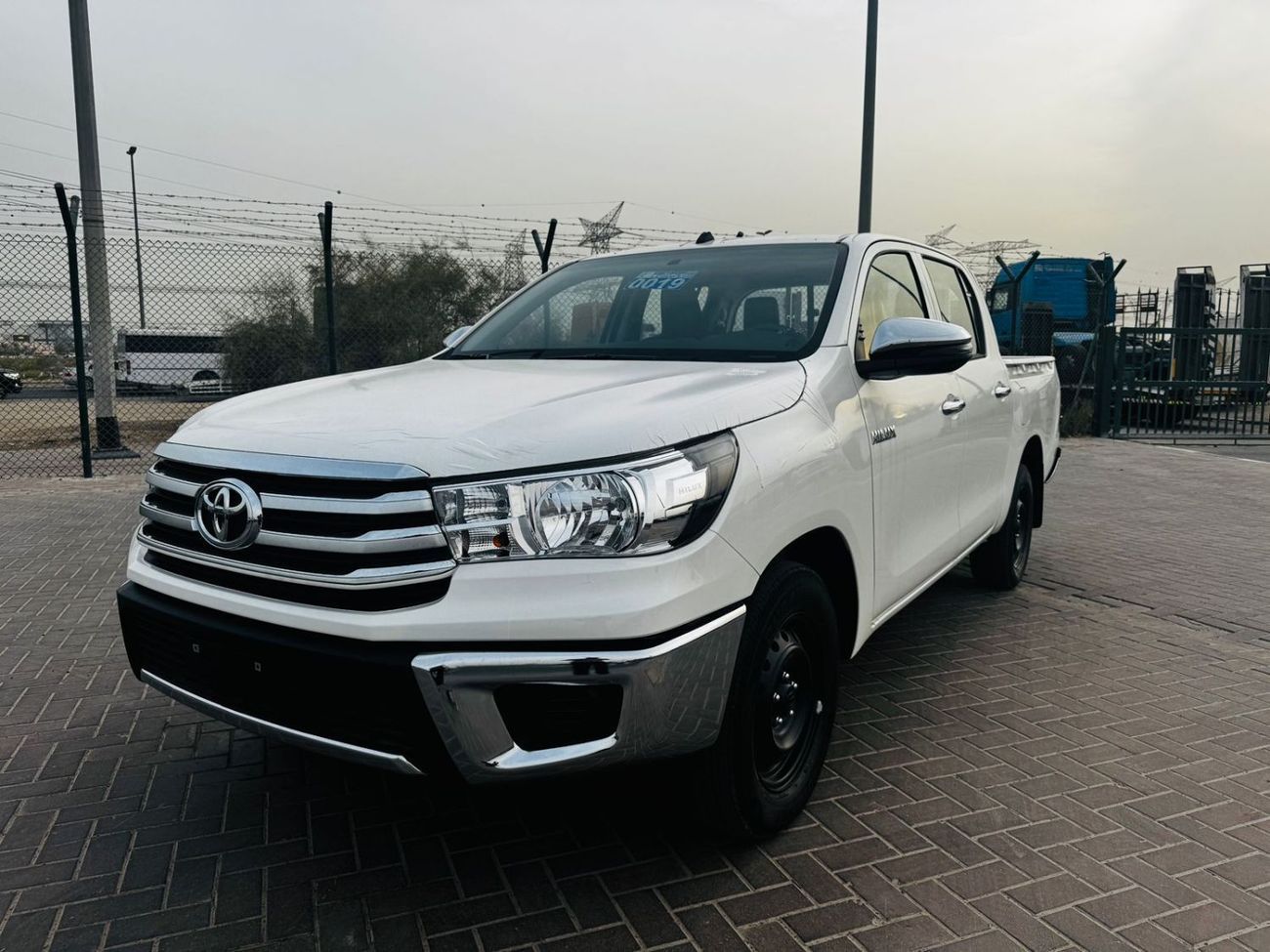 تويوتا هيلوكس 2.0 L PETROL I M/T I DCABIN  4X2  I  PETROL