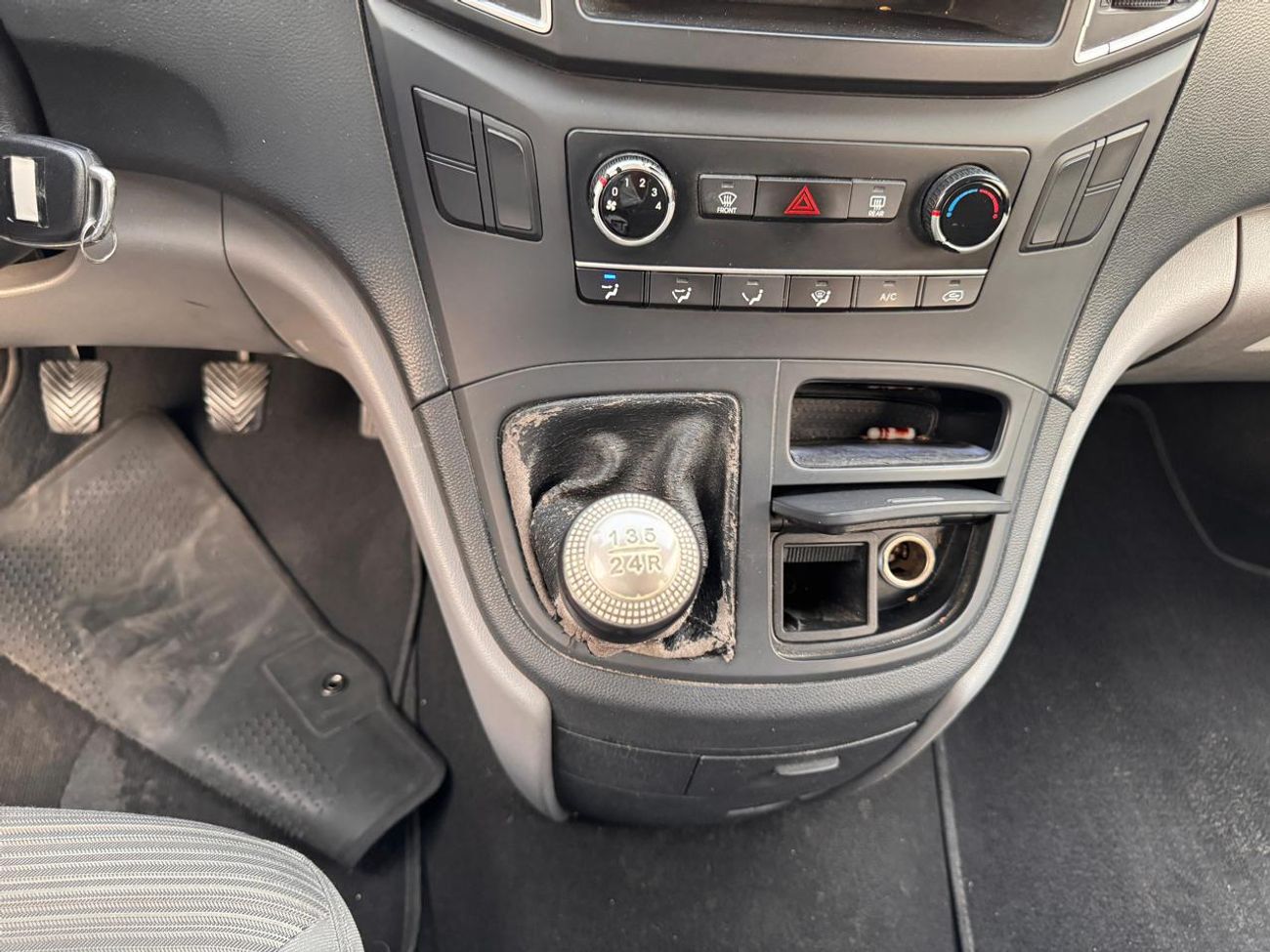 Hyundai H-1 T Q MT 6P  2.4L VAN RWD