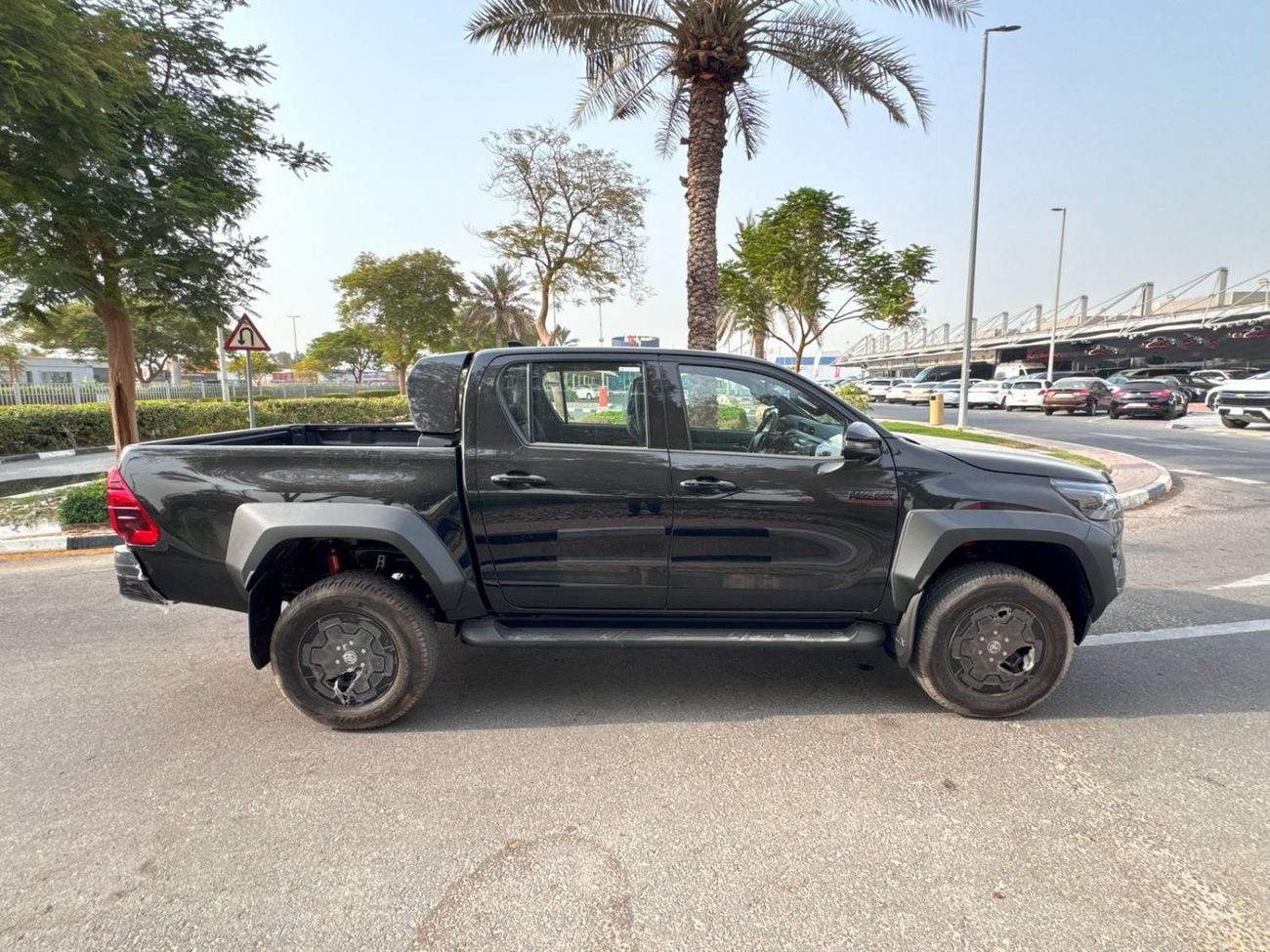 Toyota Hilux 2025 TOYOTA Hilux Dcab 4x4 2.8L GR-S W/RADAR GCC BRAND NEW 0KM