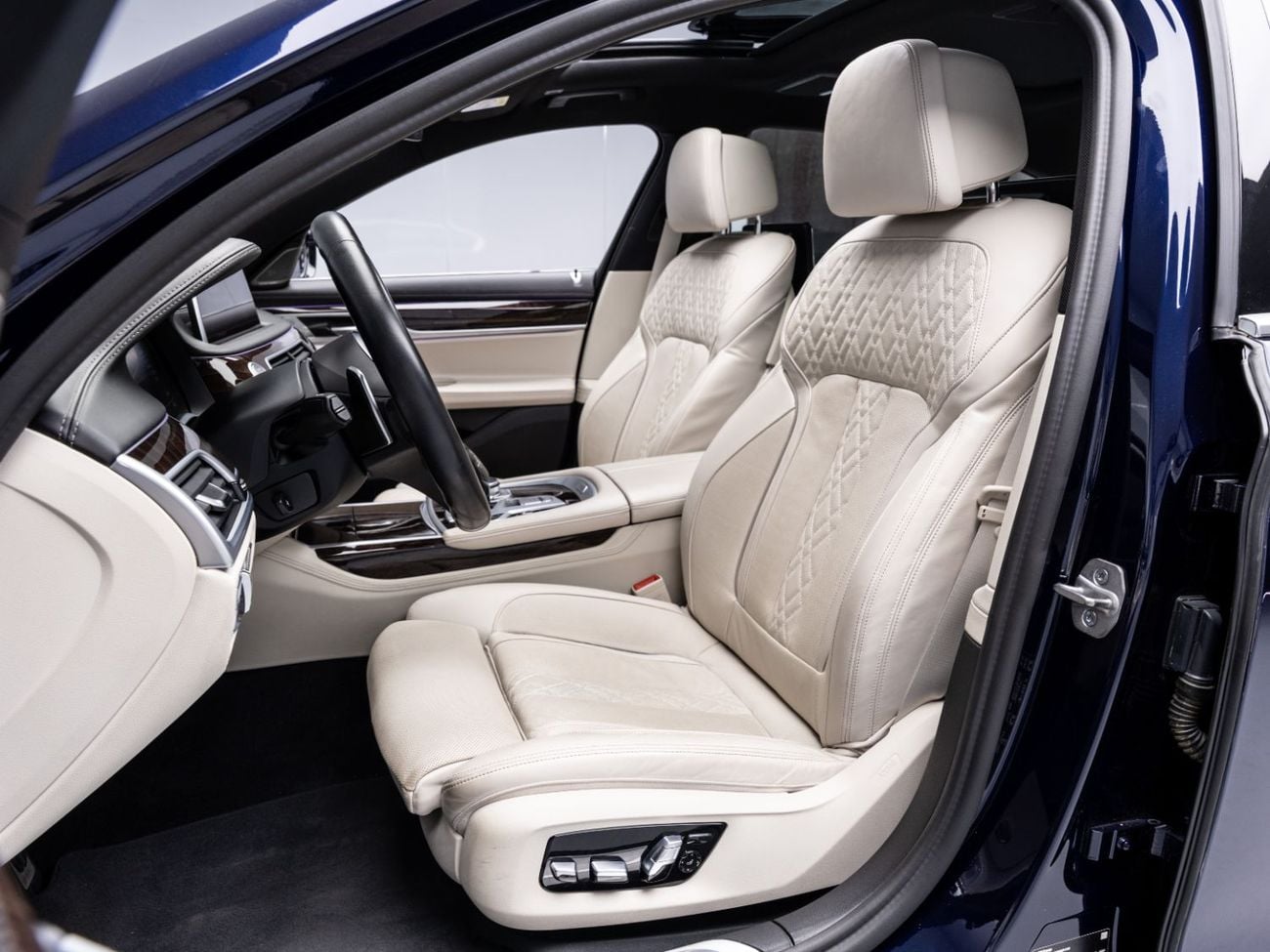 بي أم دبليو 760Li BUY NOW, PAY 2027 | THE BLACKLINE STANDARD | 2027 BMW Warranty + Service Contract, GCC