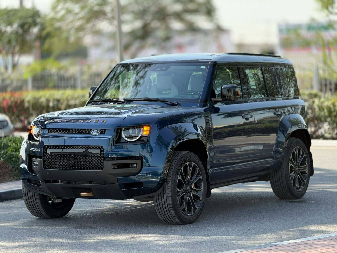 Land Rover Defender GCC SPEC BRAND NEW UNDER WARRANTY AND SERVICE