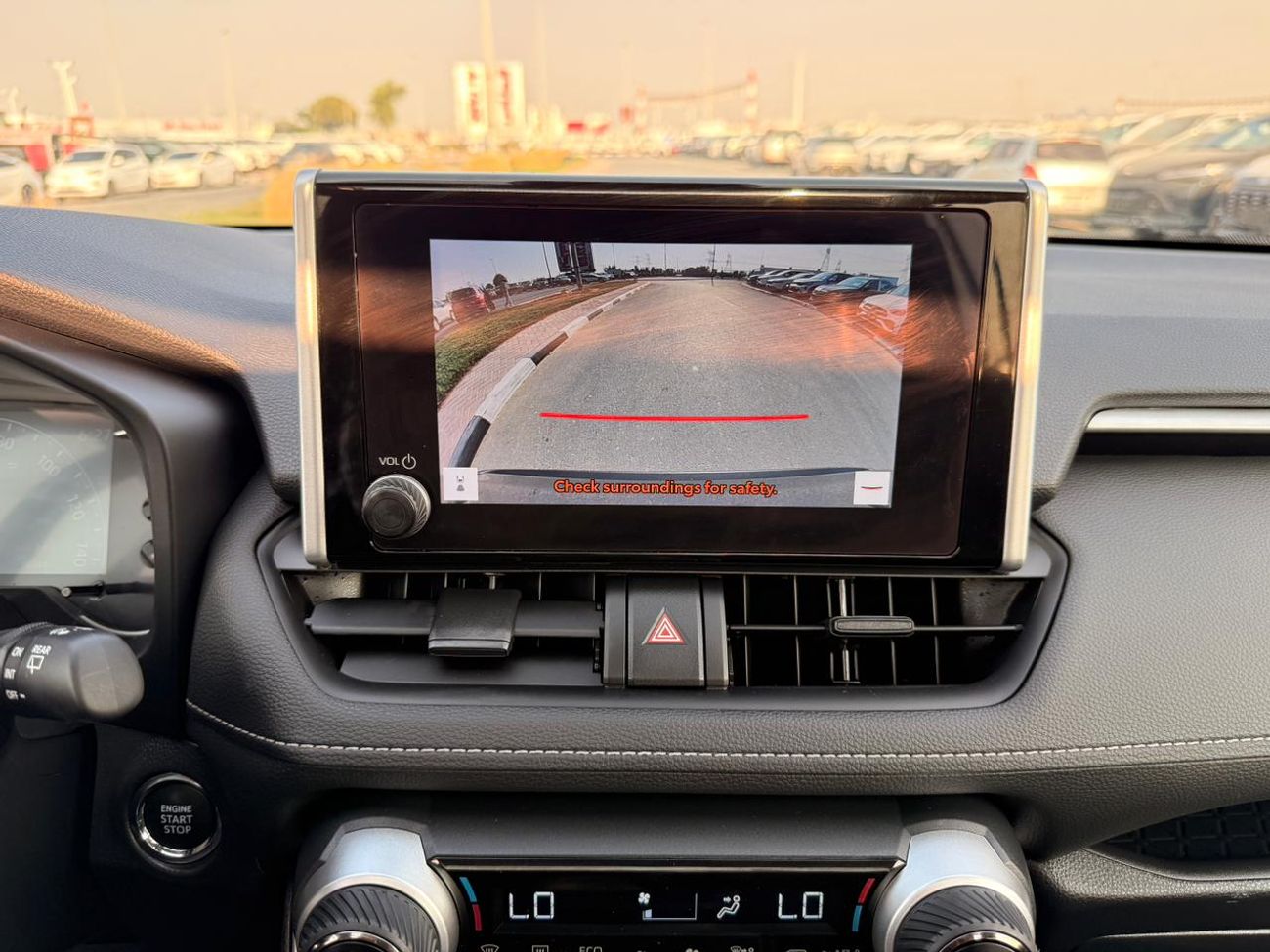 تويوتا راف ٤ XLE 2.5 L | Sunroof, push start 2024 model