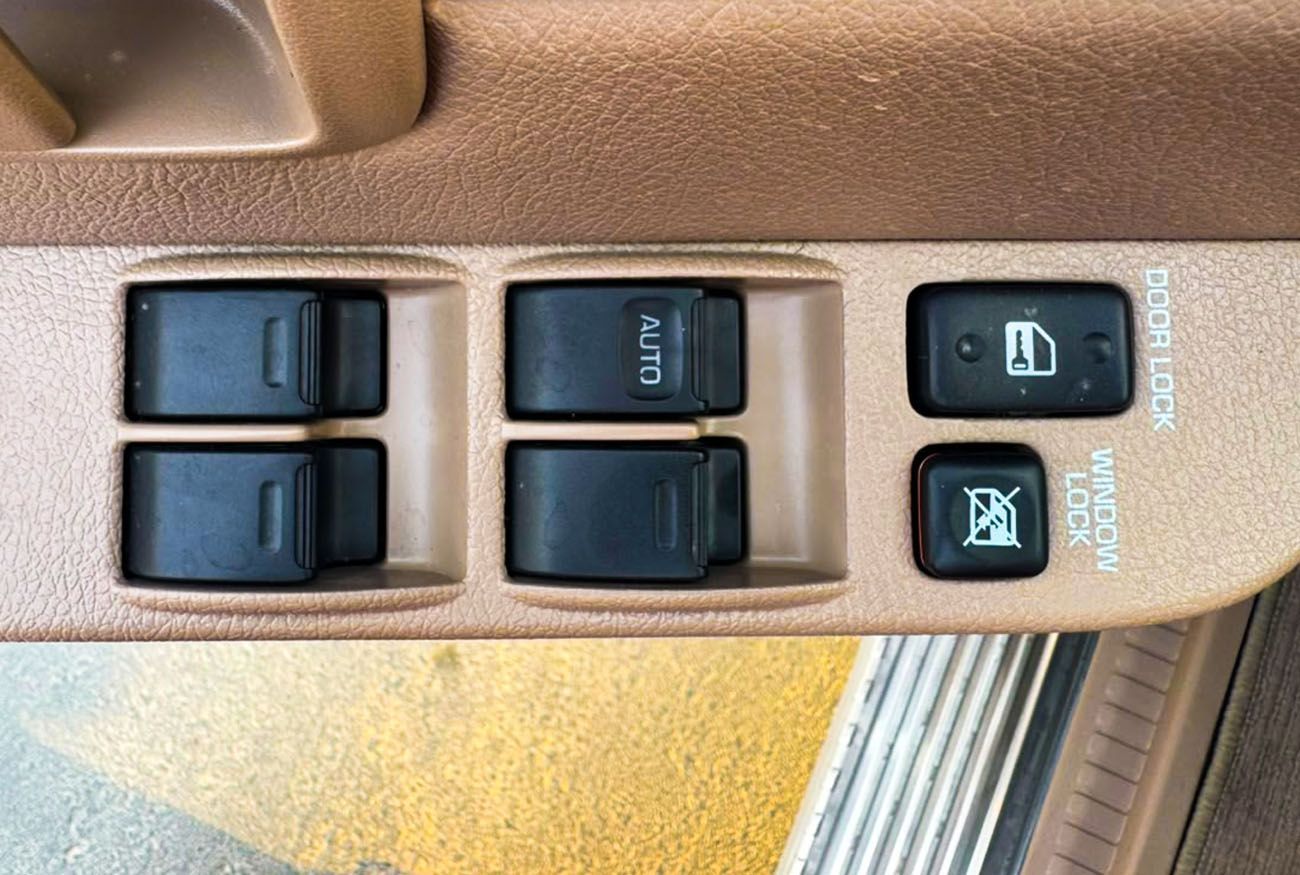 Toyota Land Cruiser 70 LC79 LX - Automatic . Diesel . Pick Up Truck . All Wheel Drive . 5 Seats . 4 Doors