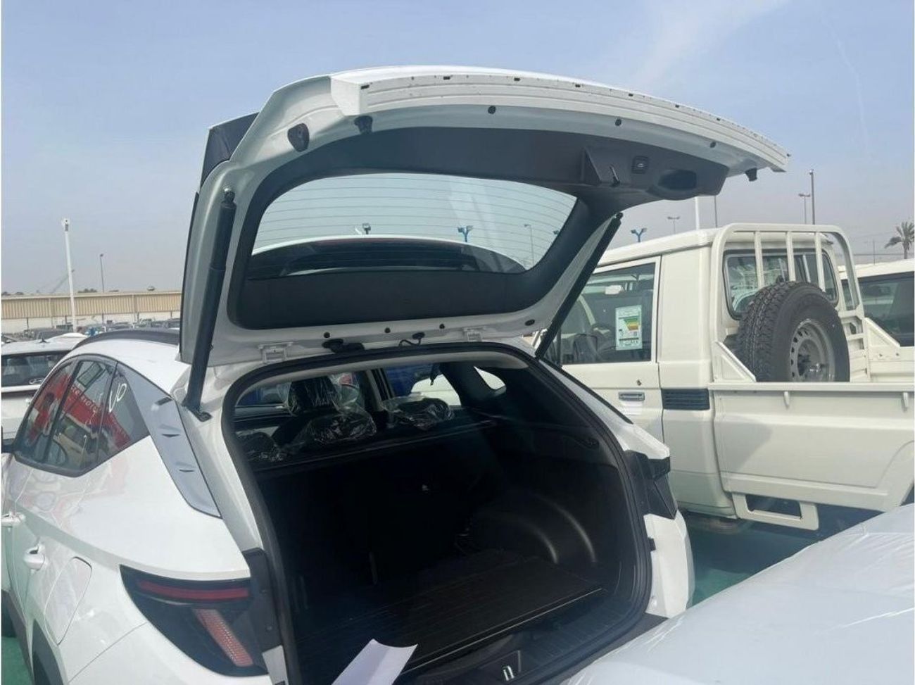 هيونداي توسون 2.0 WITH  BUSH STRAT .19 ALLOW WHEELS .SCREEN. CAMERA. DIGITAL KM .ELECTRIC BAG