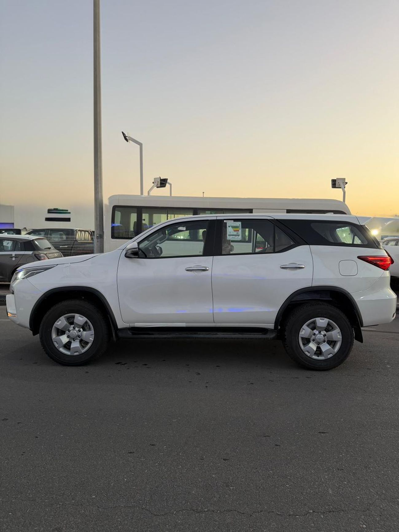 تويوتا فورتونر 2.4L DIESEL AUTOMATIC TRANSMISSION ( FOR RE-EXPORT ONLY )