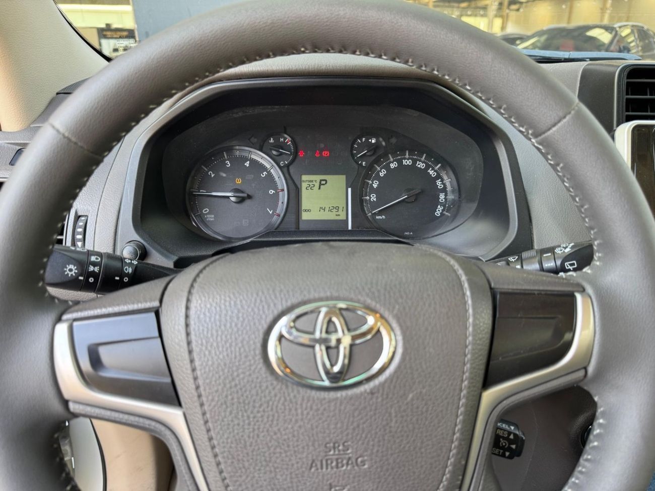 تويوتا برادو V6 4.0L / GCC / 4X4 / BIG SCREEN / FRIDGE / 7 SEATER / IN PERFECT CONDITION