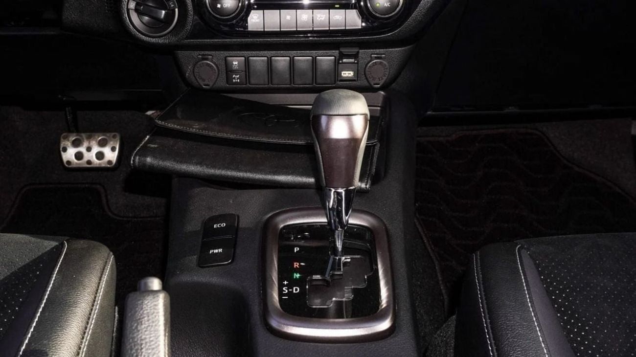 تويوتا هيلوكس GR Sport 4.0L