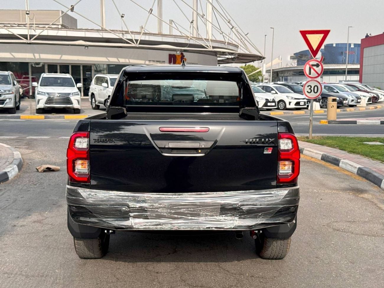 Toyota Hilux 2025 TOYOTA Hilux Dcab 4x4 2.8L GR-S W/RADAR GCC BRAND NEW 0KM