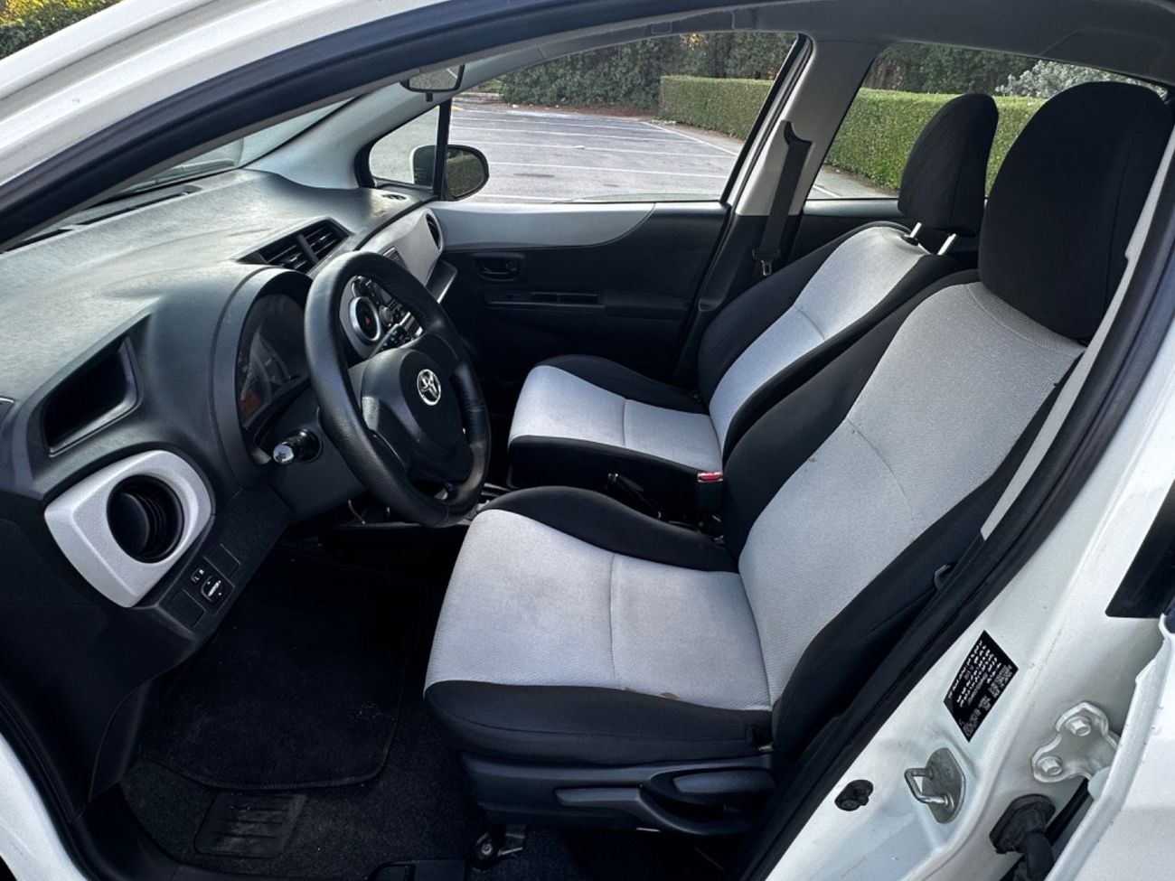 تويوتا يارس موديل 2014 خليجي حاله ممتازه جداا من الداخل والخارج