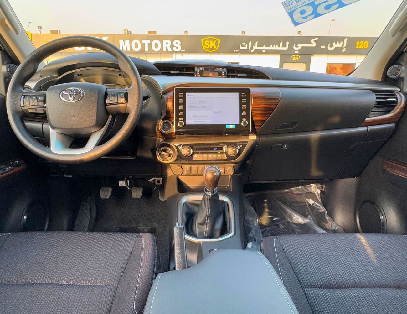 Toyota Hilux SR5 | 2.7L V4 | M/T | DVD CAMERA | 4X4 | WOOD TRIM | FULL OPTION | 2025 MY