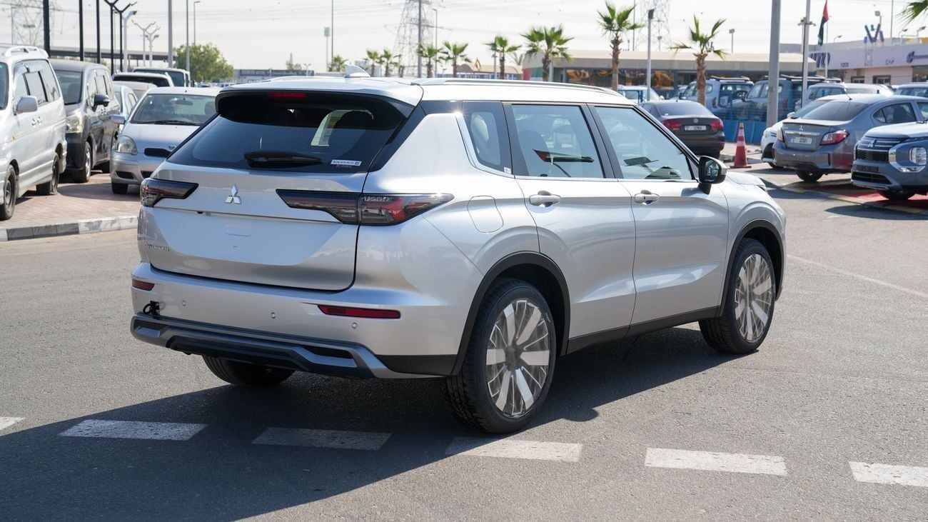 ميتسوبيشي آوتلاندر HIGHLINE ميتسوبيشي أوتلاندر 2026 – الفئة المتوسطة (G12) 2.5 لتر | SUV بسبعة مقاعد | مواصفات الخليج |