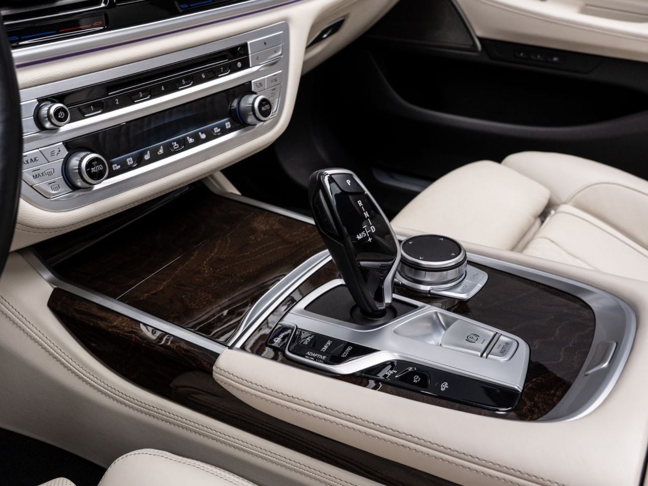 بي أم دبليو 760Li BUY NOW, PAY 2027 | THE BLACKLINE STANDARD | 2027 BMW Warranty + Service Contract, GCC