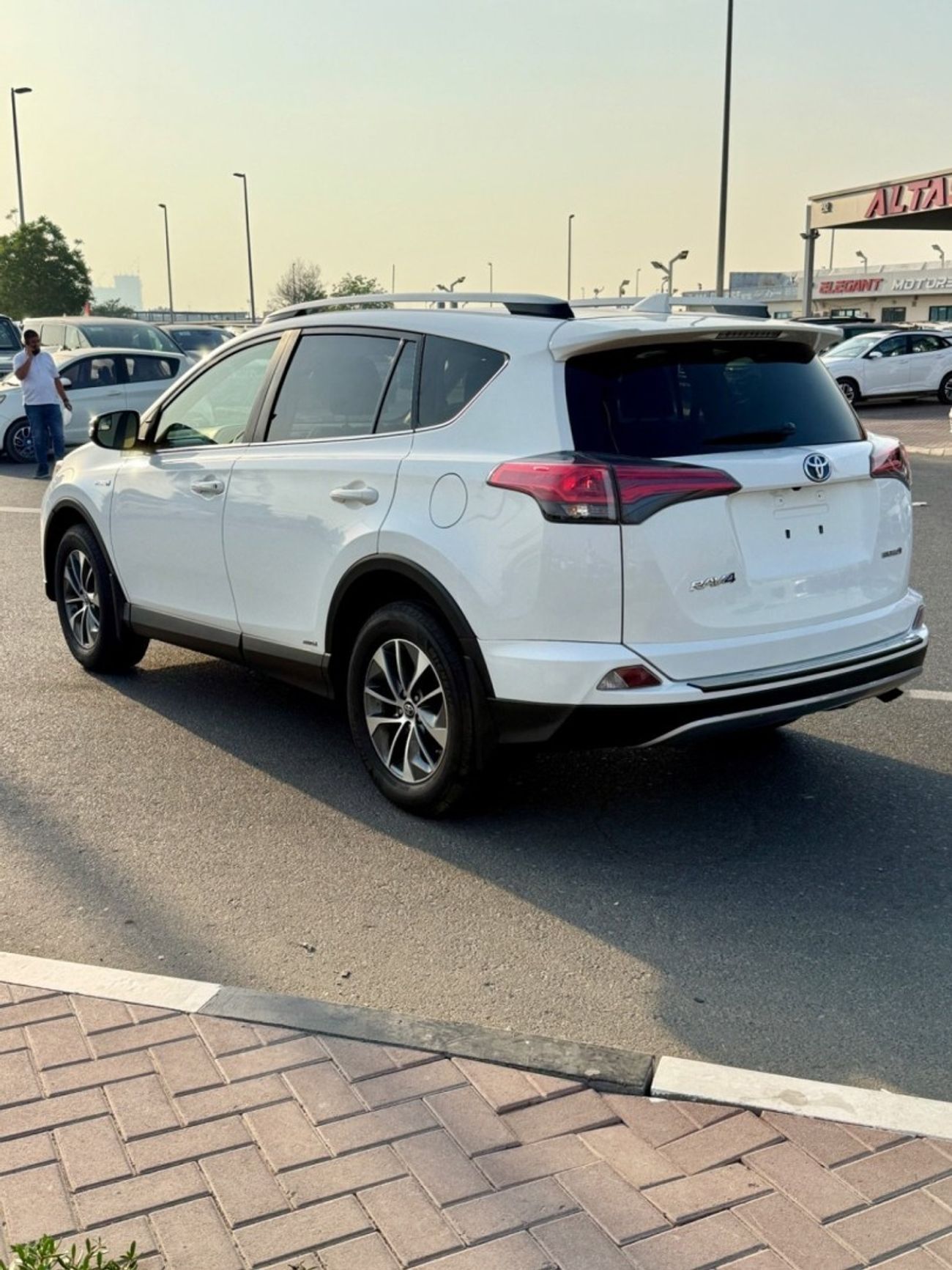 تويوتا راف ٤ LE 2.5L (219 HP) 2.5L (219 HP)