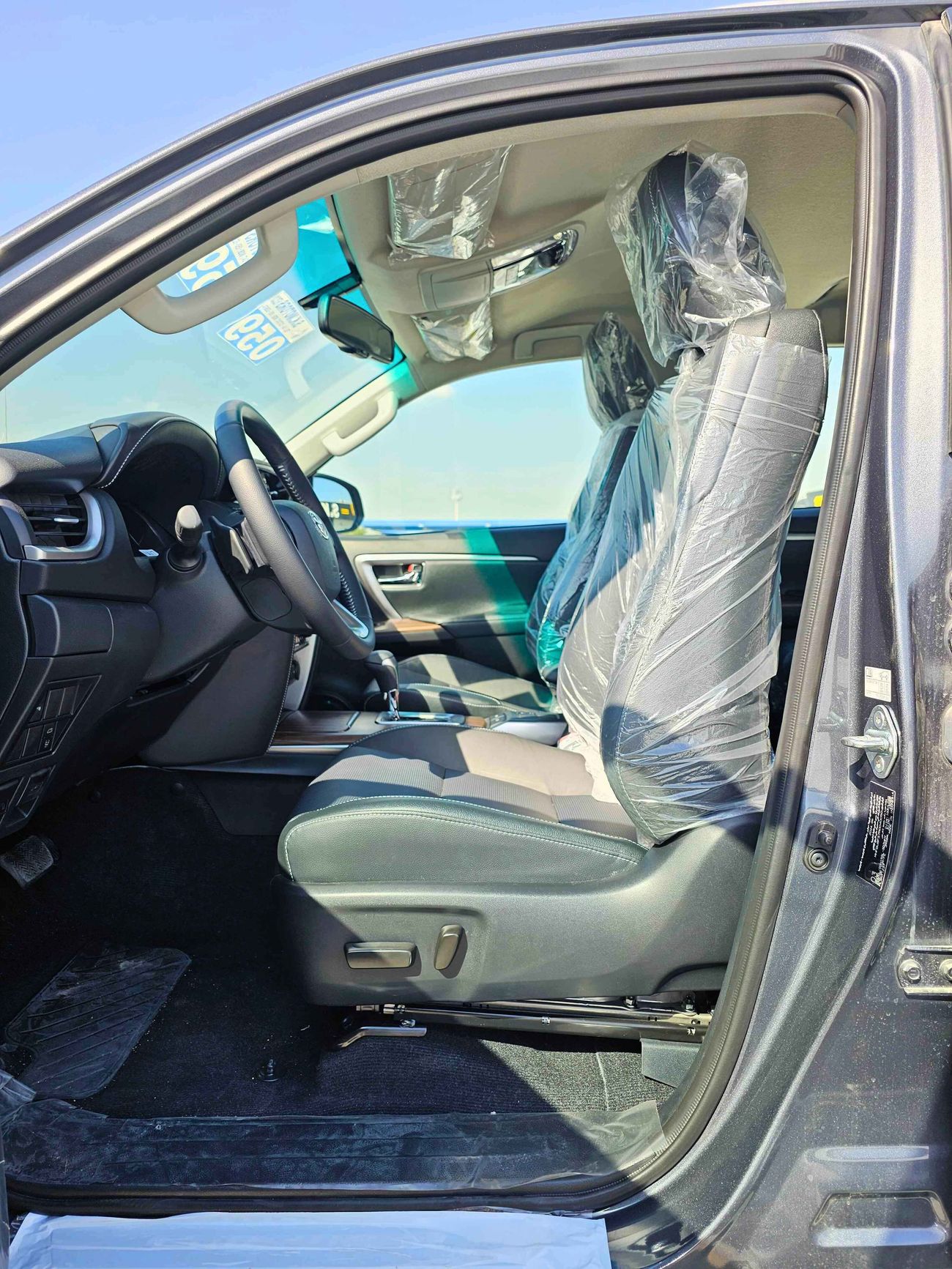 Toyota Fortuner SR5 /  4.0L V6 PETROL / WOOD TRIM / LEATHER SEATS / FULL OPTION (CODE # 69044)