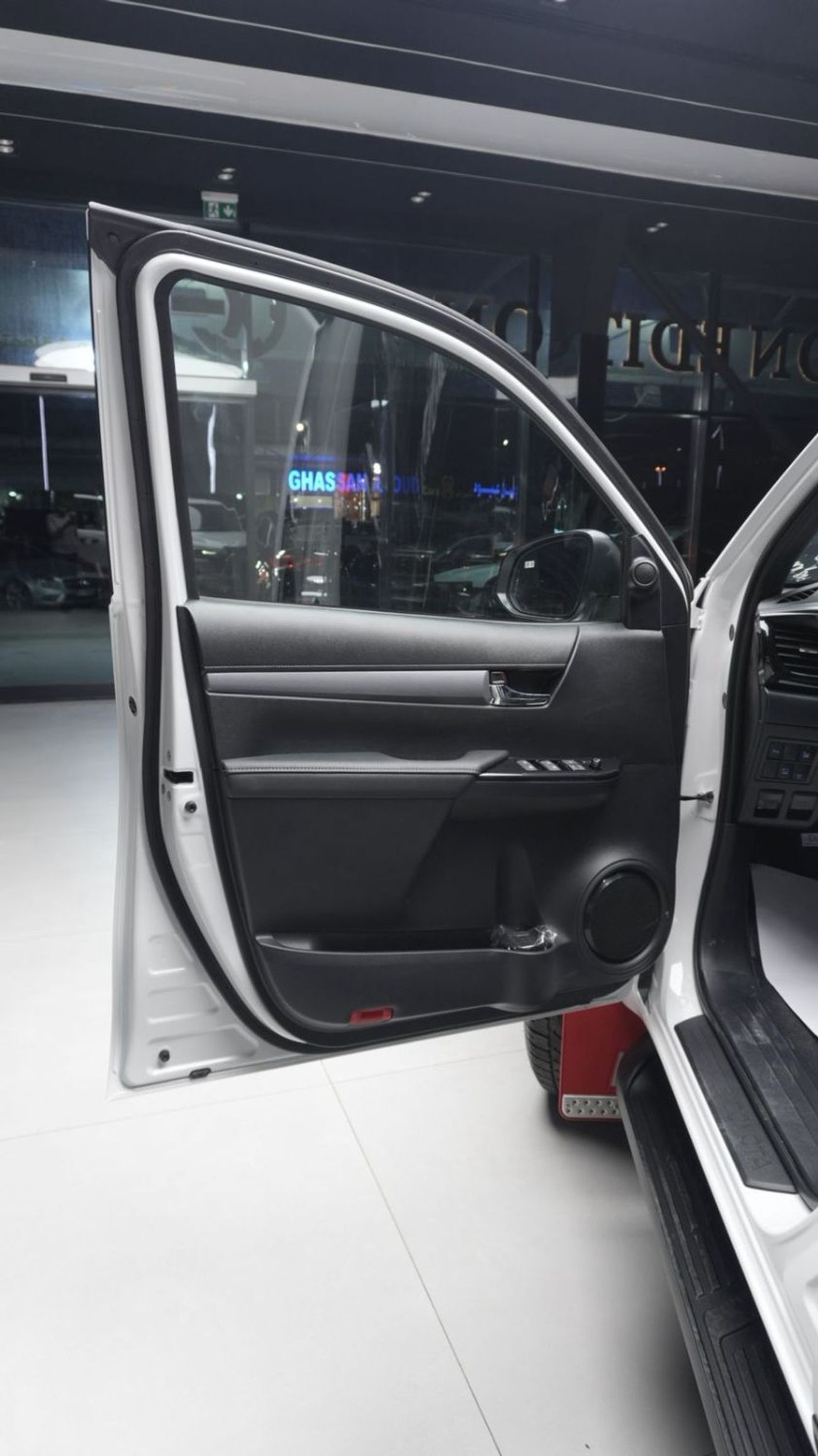 Toyota Hilux GR Sport 4.0L Hilux GR Sport - Saudi Specs 4.0L - 2025