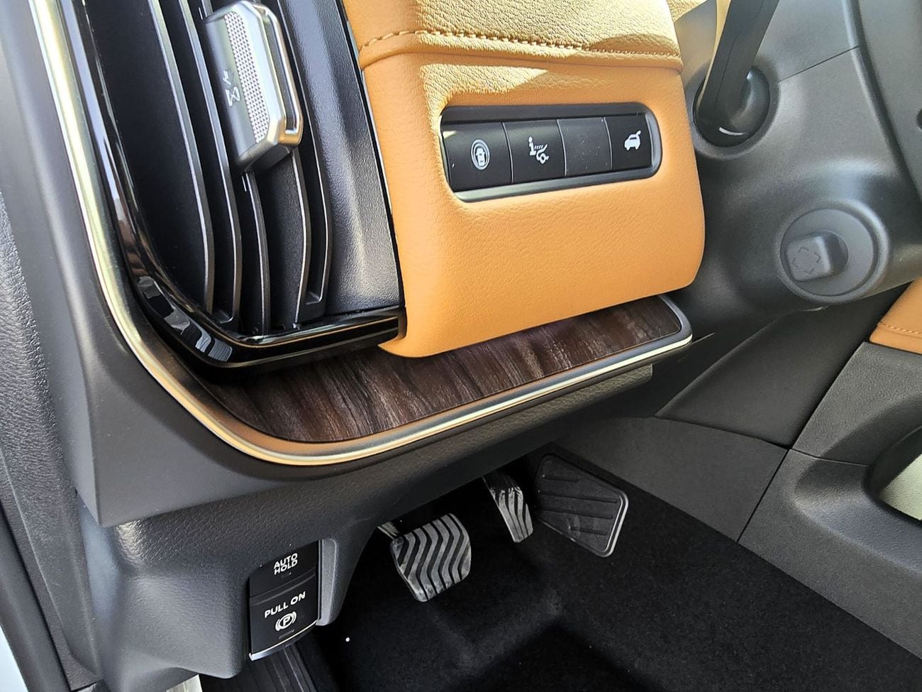 Nissan Patrol Nissan Patrol LE Platinum City 3.5l Twin turbo petrol A/T 4WD SUV White  Color Inside Tan GCC 2026 M