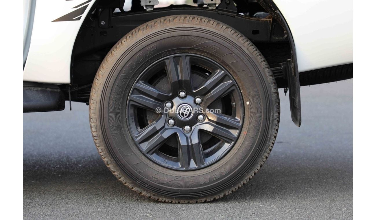 Toyota Hilux Toyota Hilux 4x4 DC 2.7 HI P M/T - Pearl white inside black