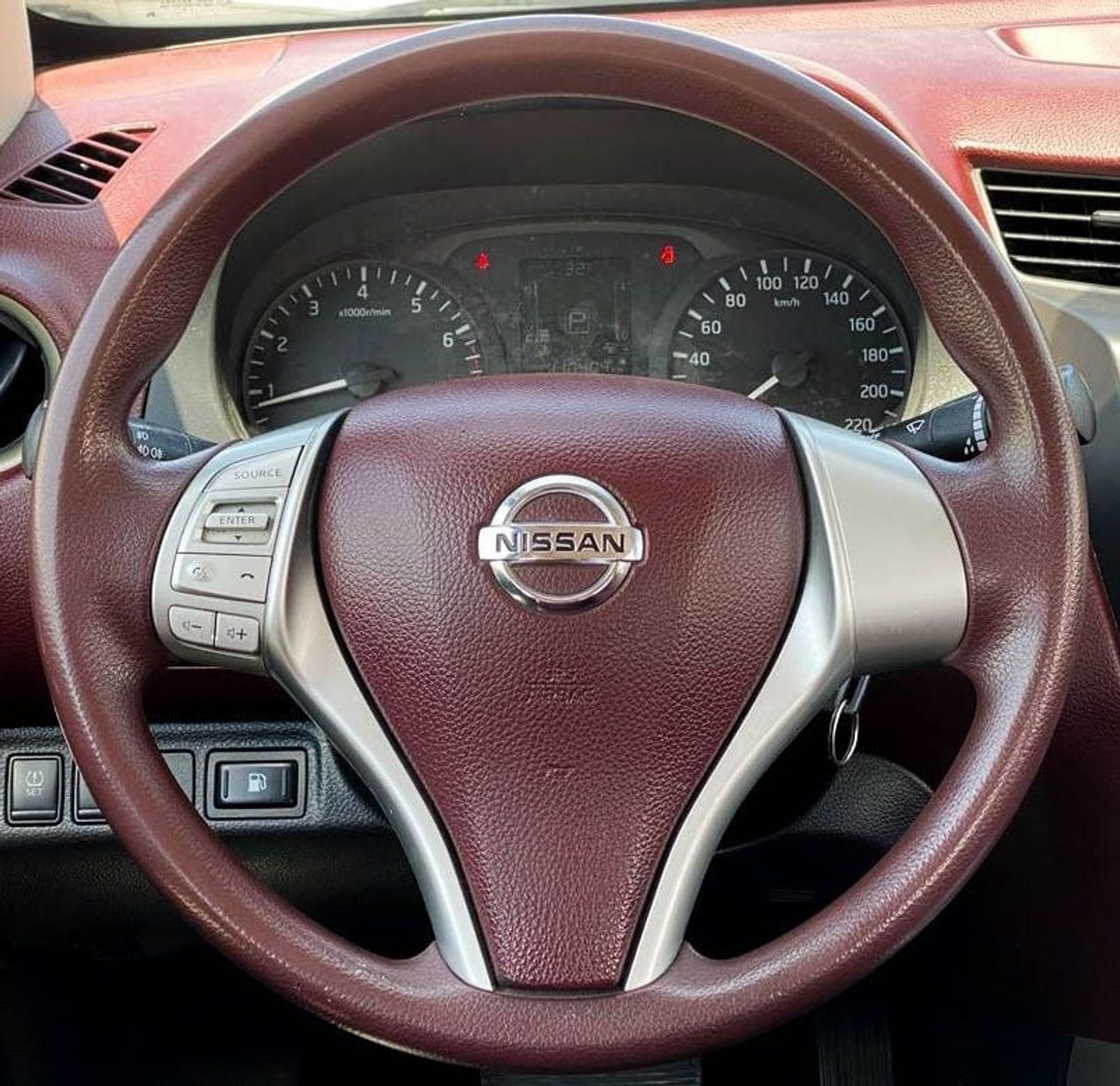 نيسان نافارا Std 2.5L RWD A/T Nissan Navara RWD 2020 GCC Original Paint accident-free, in excellent condition, 10