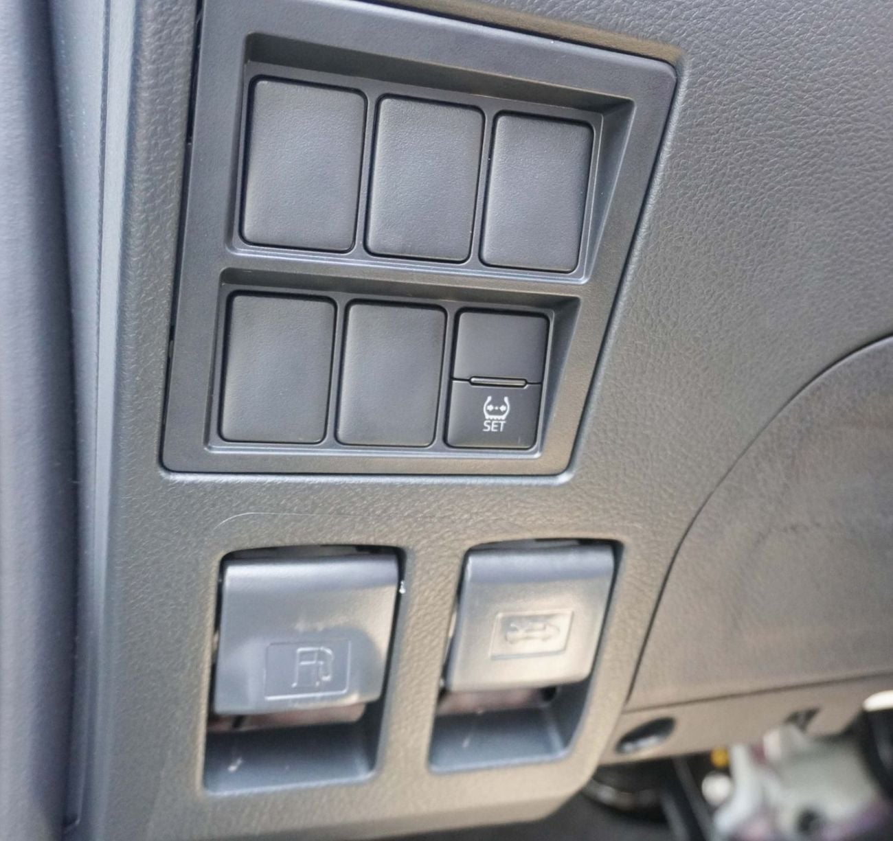 Toyota Hilux 2025 MODEL TOYOTA-HILUX 2.7L 4X2 A/T (WITH WIRELESS CHARGER)