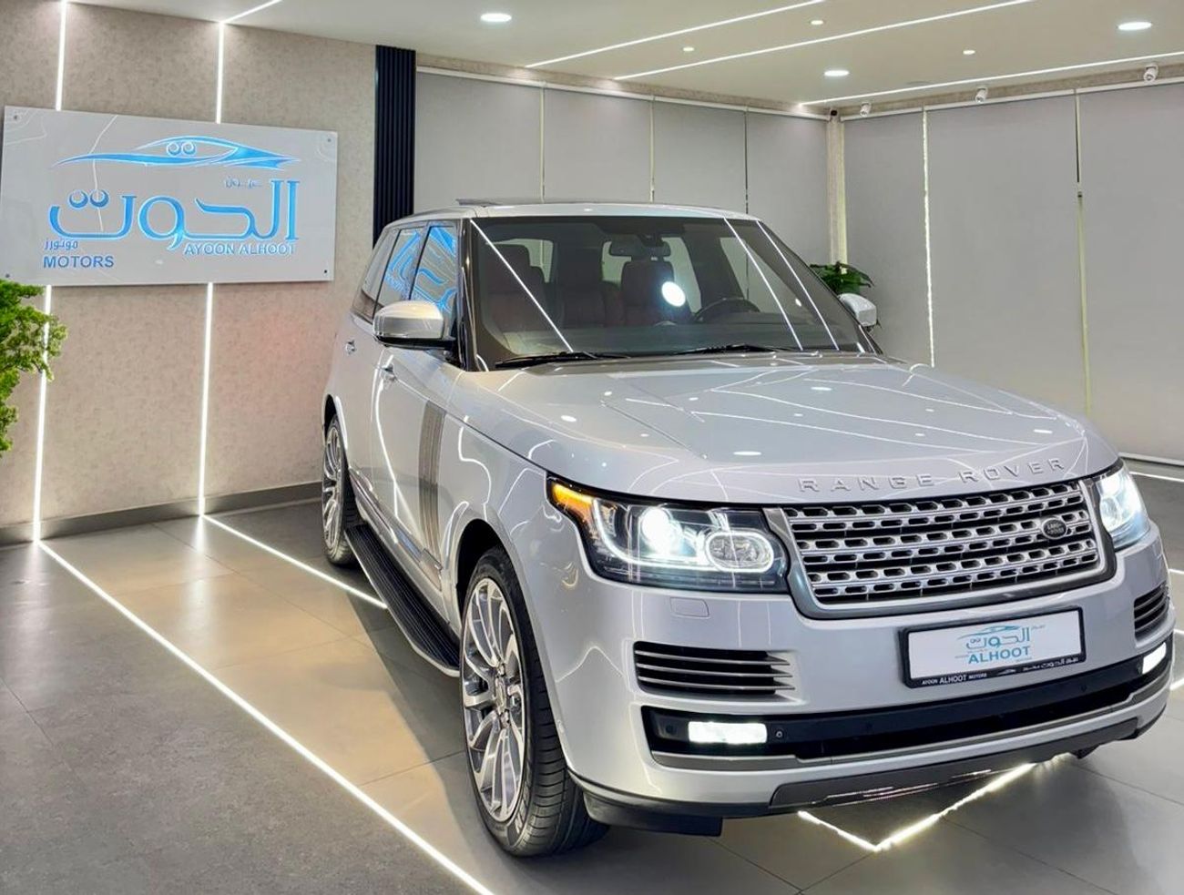 Land Rover Range Rover Supercharged 5.0L LOVELY SUPERCHARGED RR VOGUE V8 || GCC II TOP RANGE || ACCIDENT FREE || LOW MILEAG