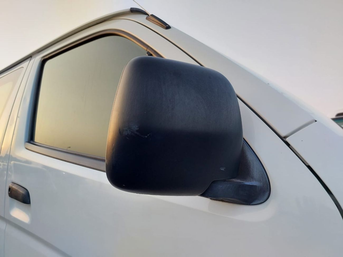 Toyota Hiace TOYOTA HIACE VAN RHD 2015 MODEL 3.0 L DIESEL AUTOMATIC(PM16901)