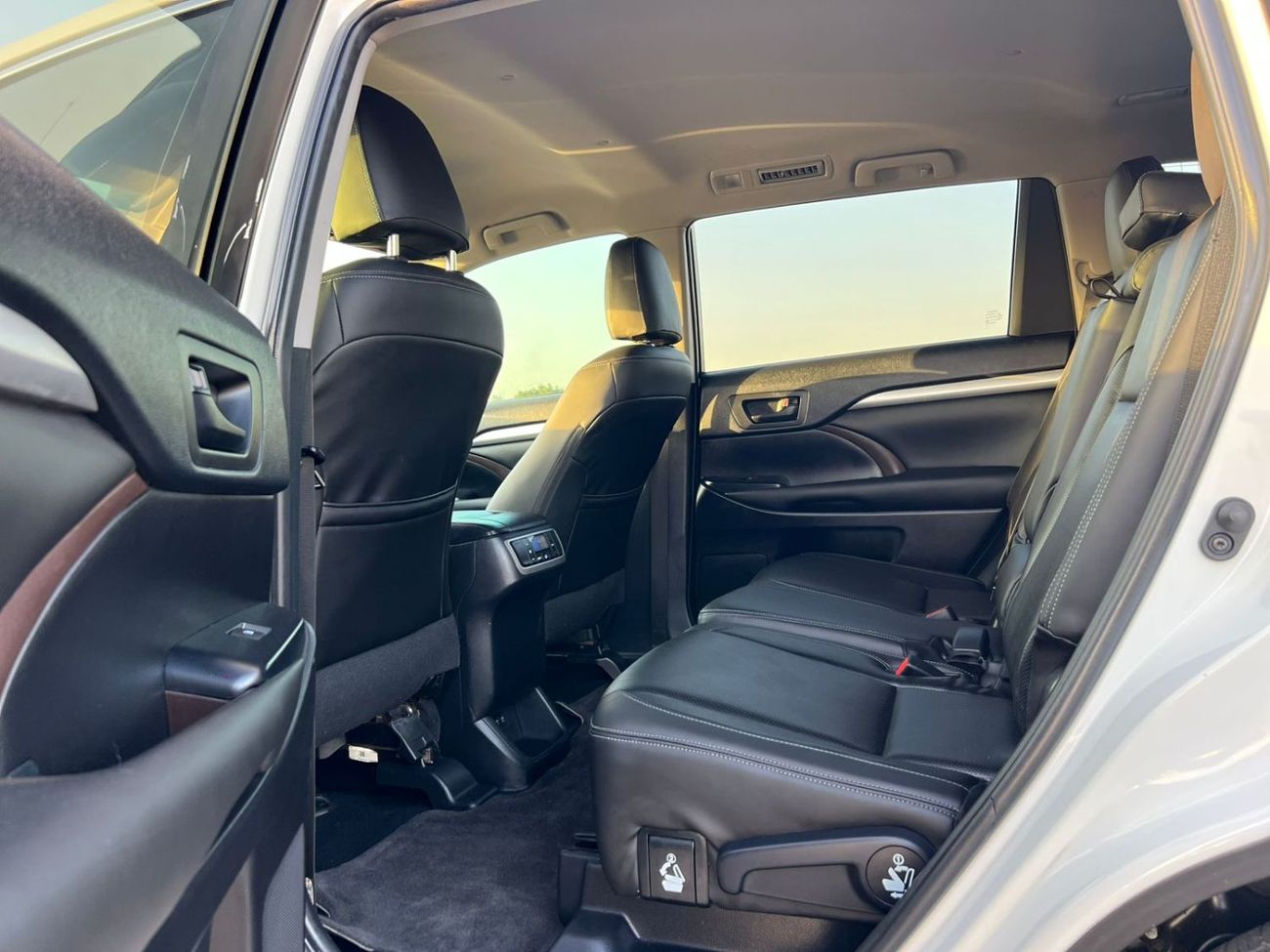 تويوتا هايلاندر 2019 Toyota Highlander MidOption - 2.7L V4 - Rear Camera - 7 Leather Seat