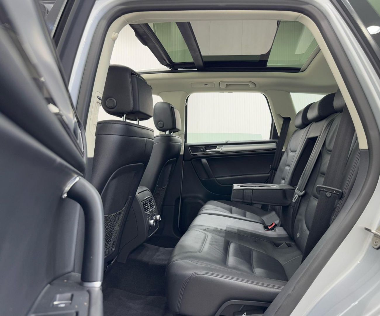 Volkswagen Touareg R-Line 3.0L 4WD 2018 Volkswagen Touareg R-Line, Warranty, Full Service History, Excellent Condition,