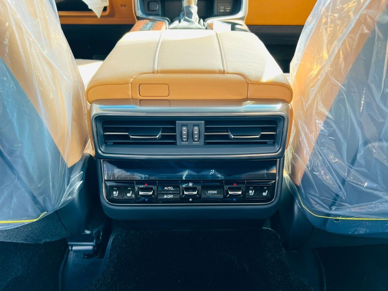 Lexus LX 600 LEXUS_LX600_SIGNATURE_2023_GCC_FULL_OPTIONS_WHITE_2024_AVAILABLE