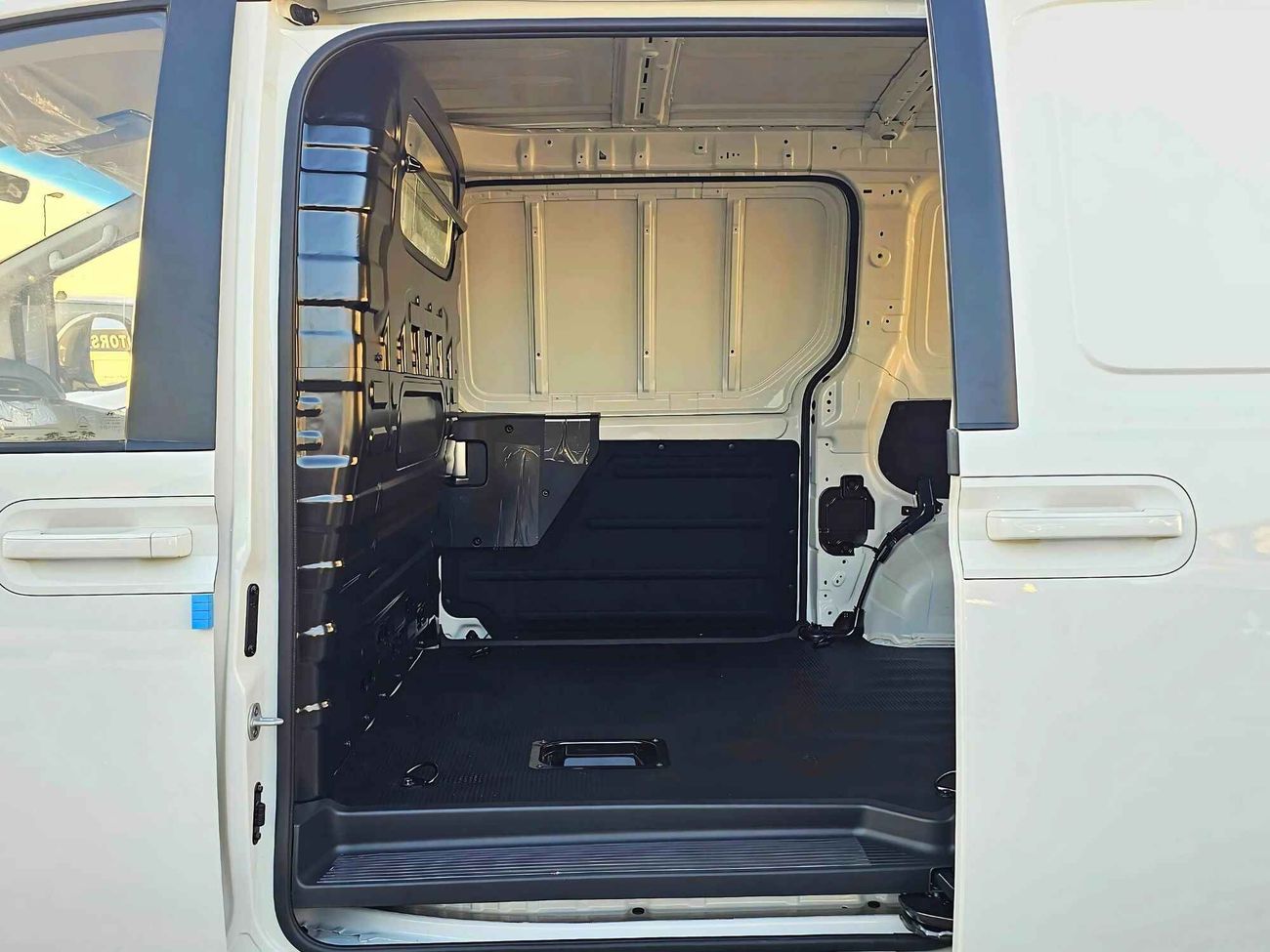 هيونداي ستاريا A/T / 3.5L V6 PETROL / CARGO BODY / 2025 MY