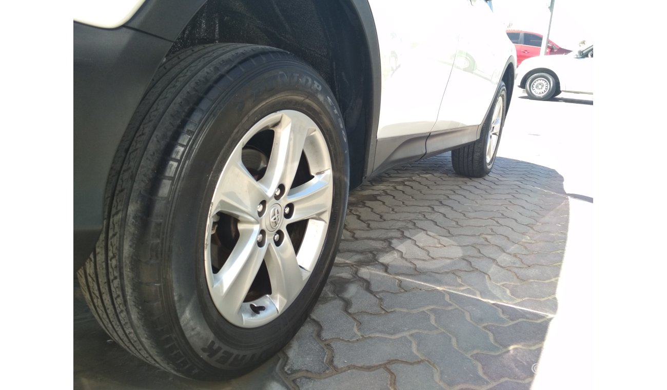 Toyota RAV4 2014 MHITE GCCNO PAINT NO ACCIDENT PERFECT