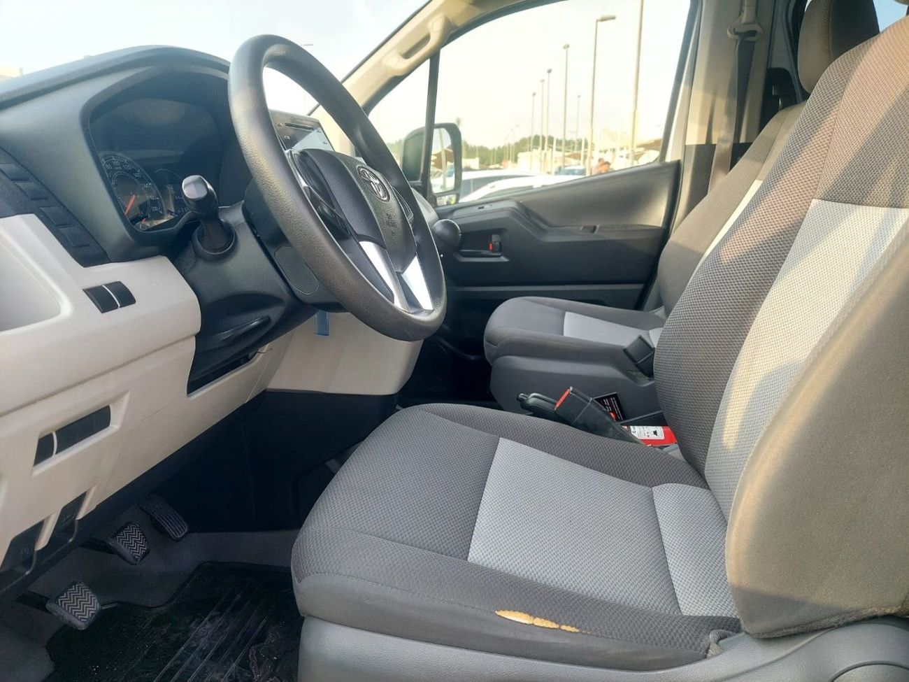 تويوتا هاياس 3.5L  PETROL 13 SEATER MANUAL TRANSMISSION