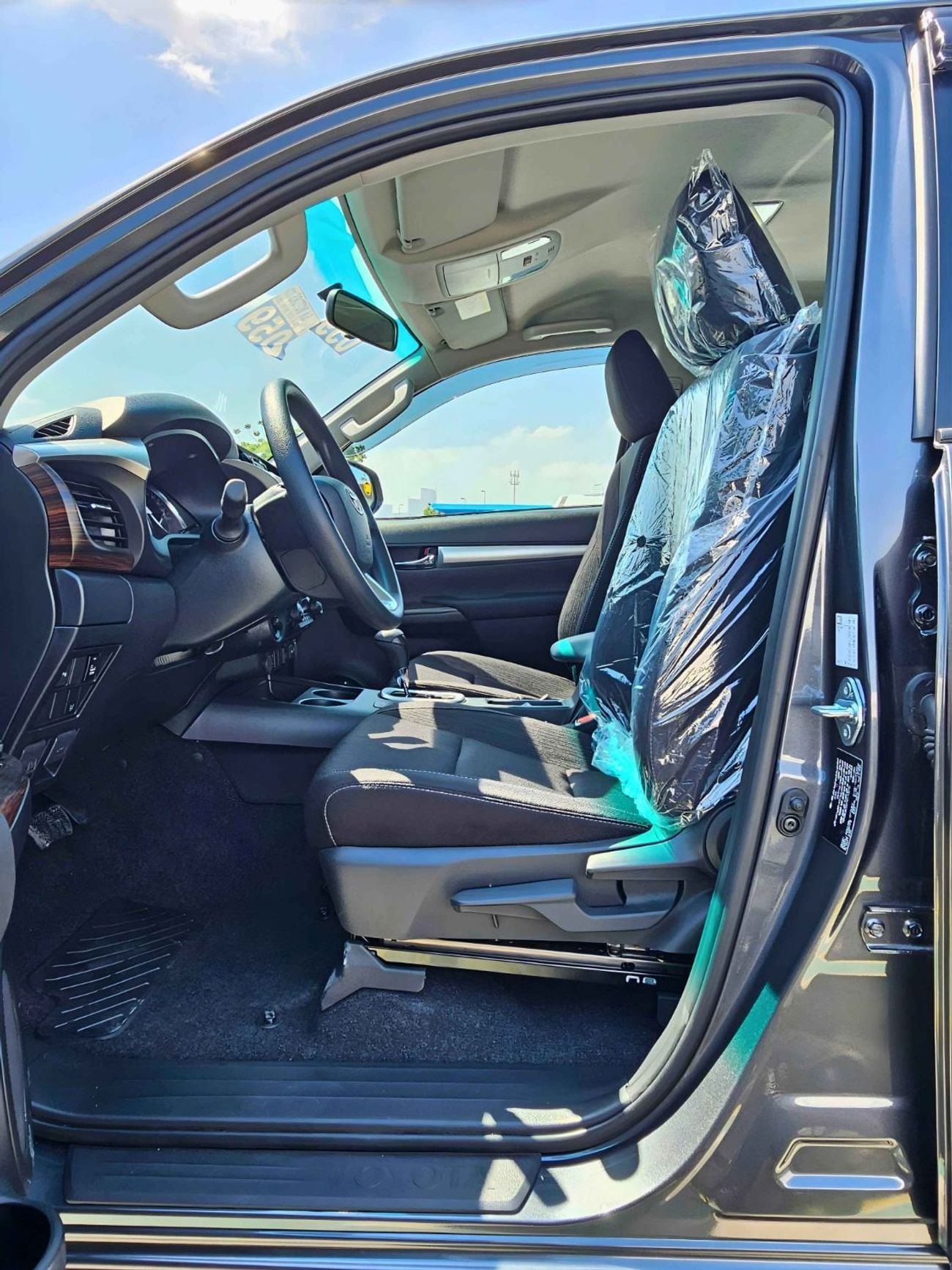 تويوتا هيلوكس SR5 TRD WOOD INTERIOR W VISOR / 4.0L PETROL V6 4WD / BLIND SPOT / DIFFLOCK / DVD+CAMERA (CODE # H6A)