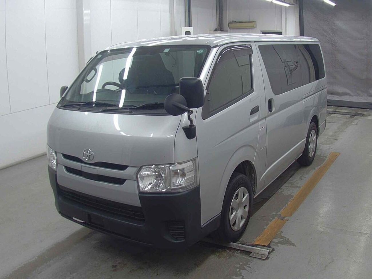 Toyota Hiace 2.8L V4 DIESEL / DVD CAMERA / 3 STR / 2019/LONG DX 4WD/GDH206V