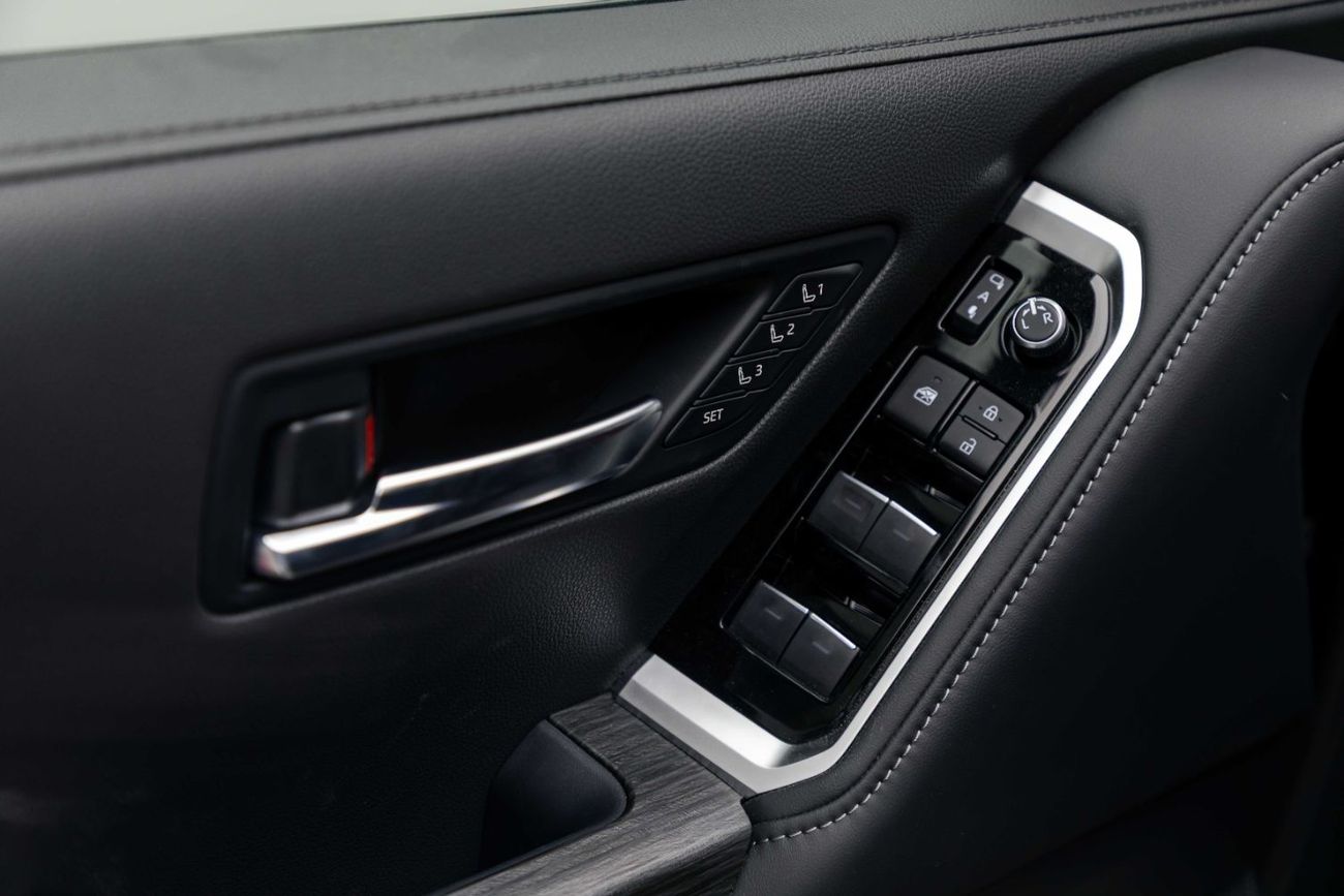 تويوتا لاند كروزر GRS 3.5L - Black Inside Maroon | Export Only