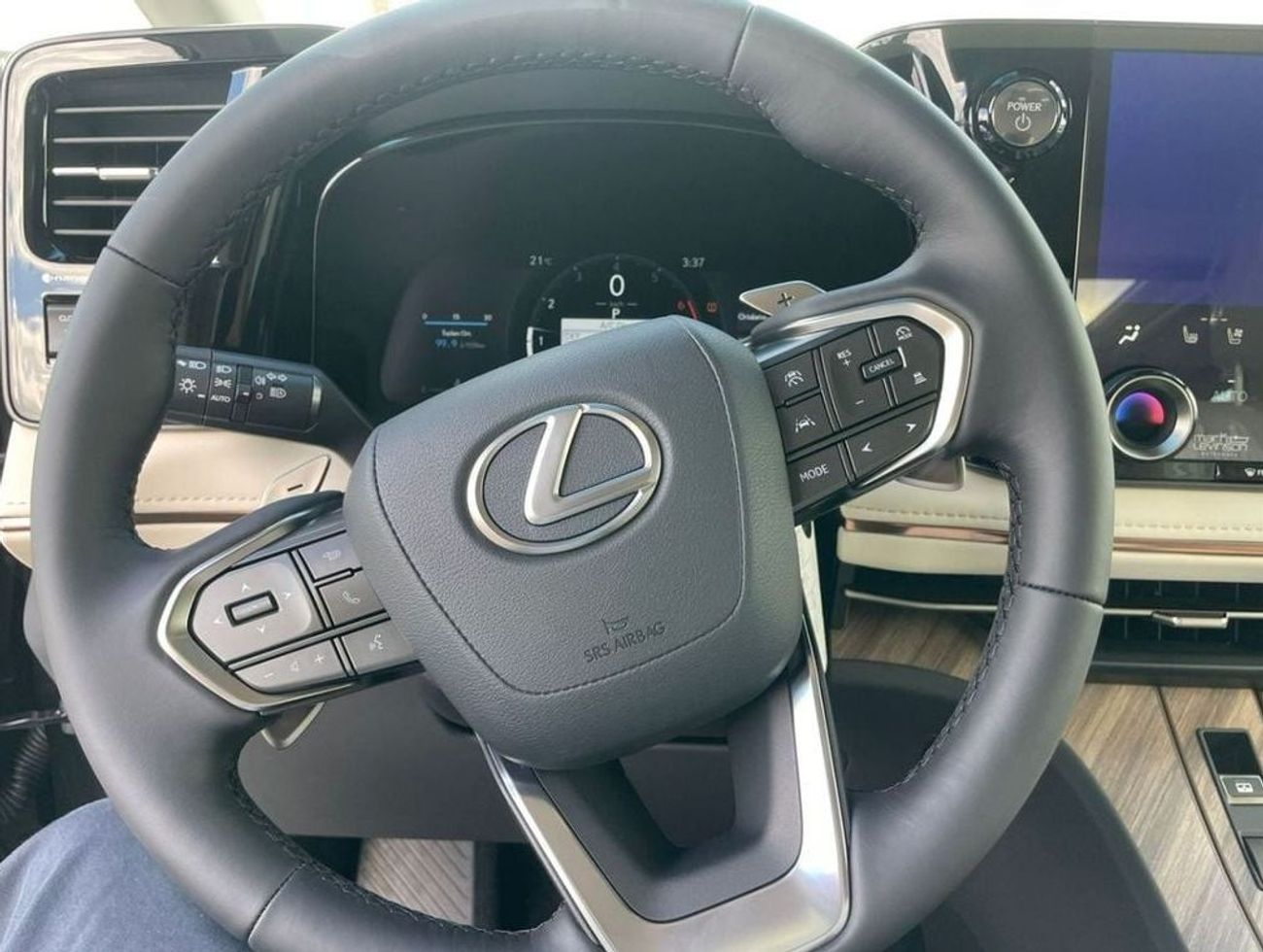 لكزس LM 350h 2.5L Hybrid 4 seater VIP 2024 YM (For export only)