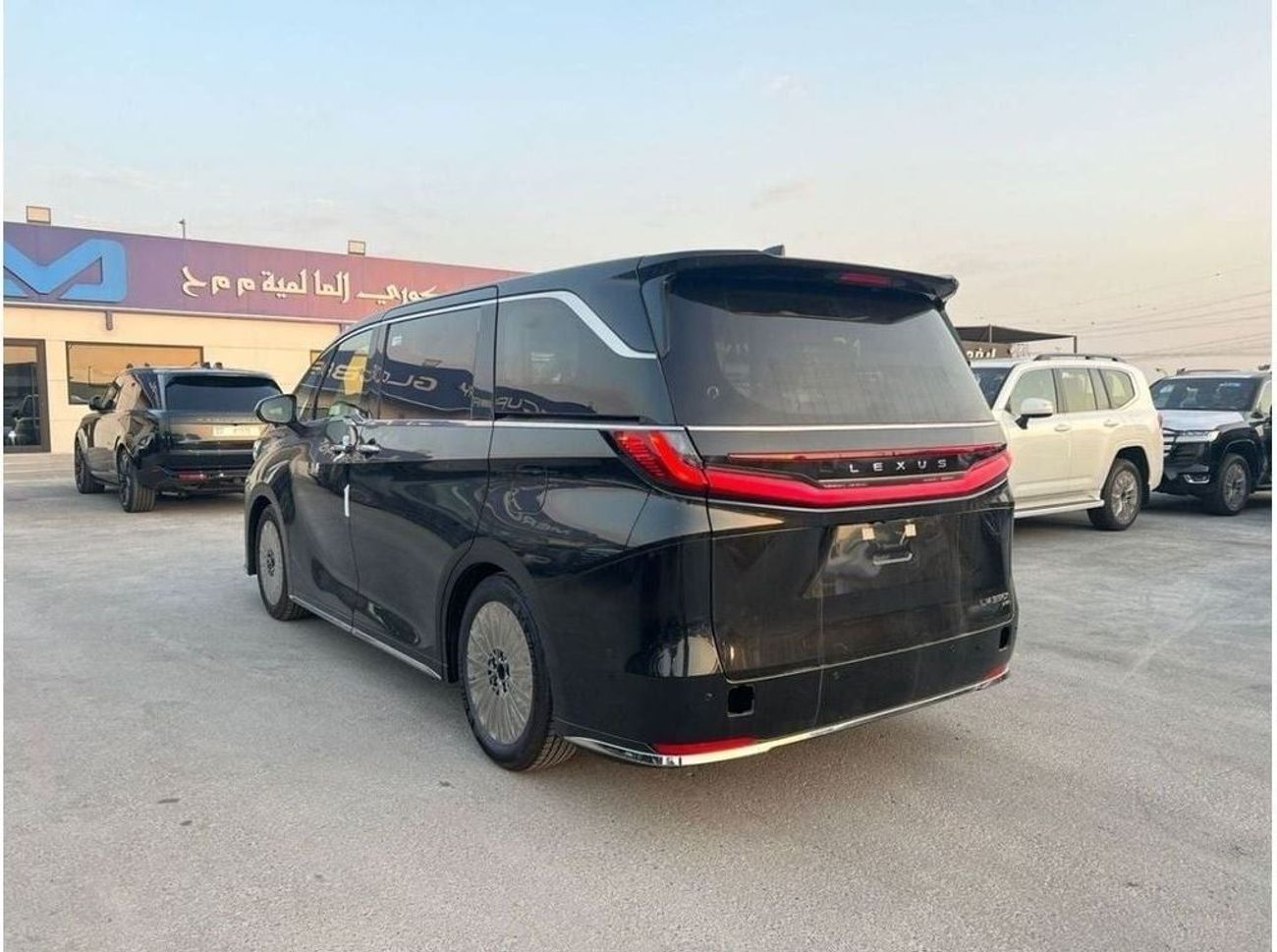 لكزس LM 350h VIP 4 Seater With TV