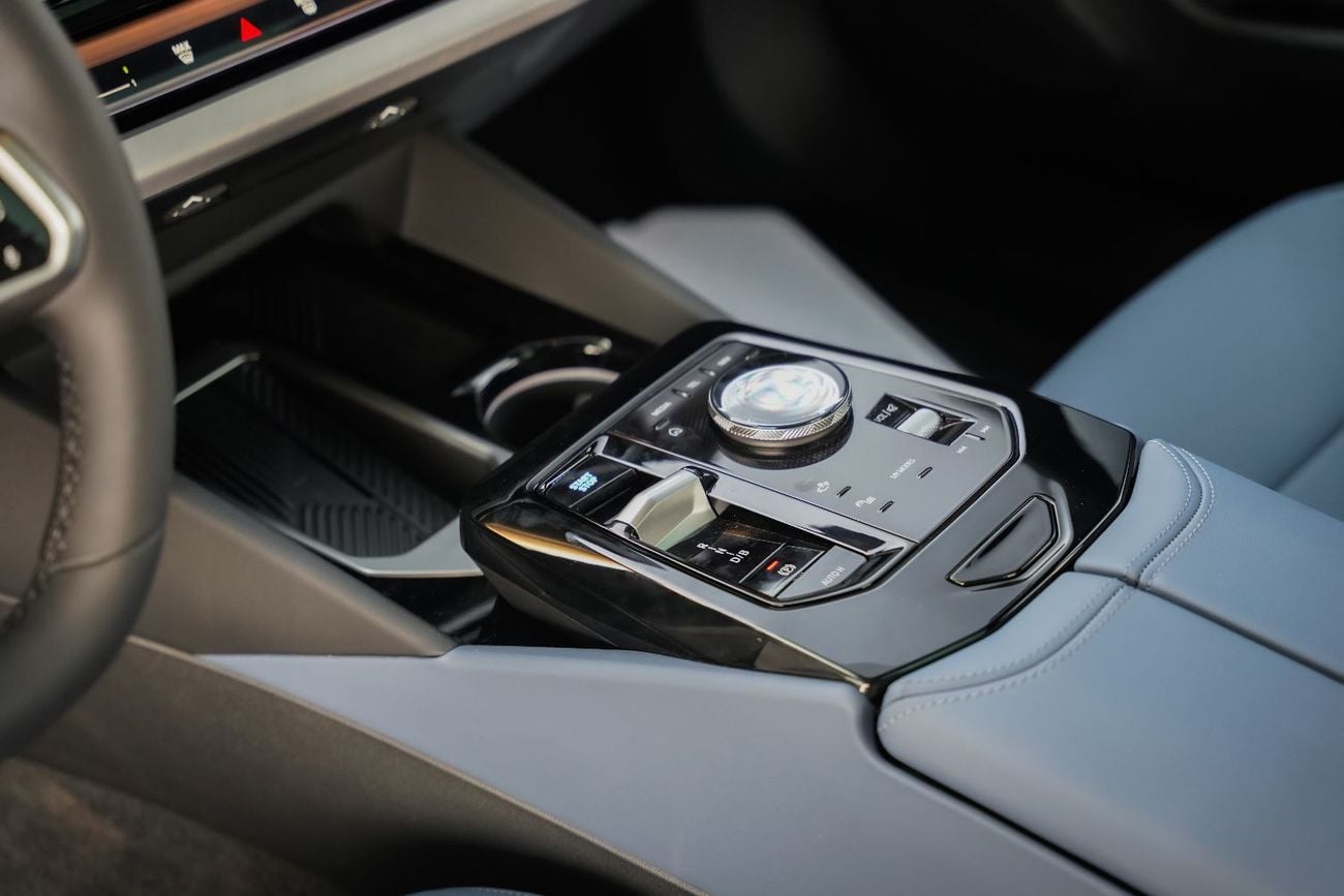 بي أم دبليو i5 2025 BMW i5 e-Drive 40L M-Sport package RWD 0km