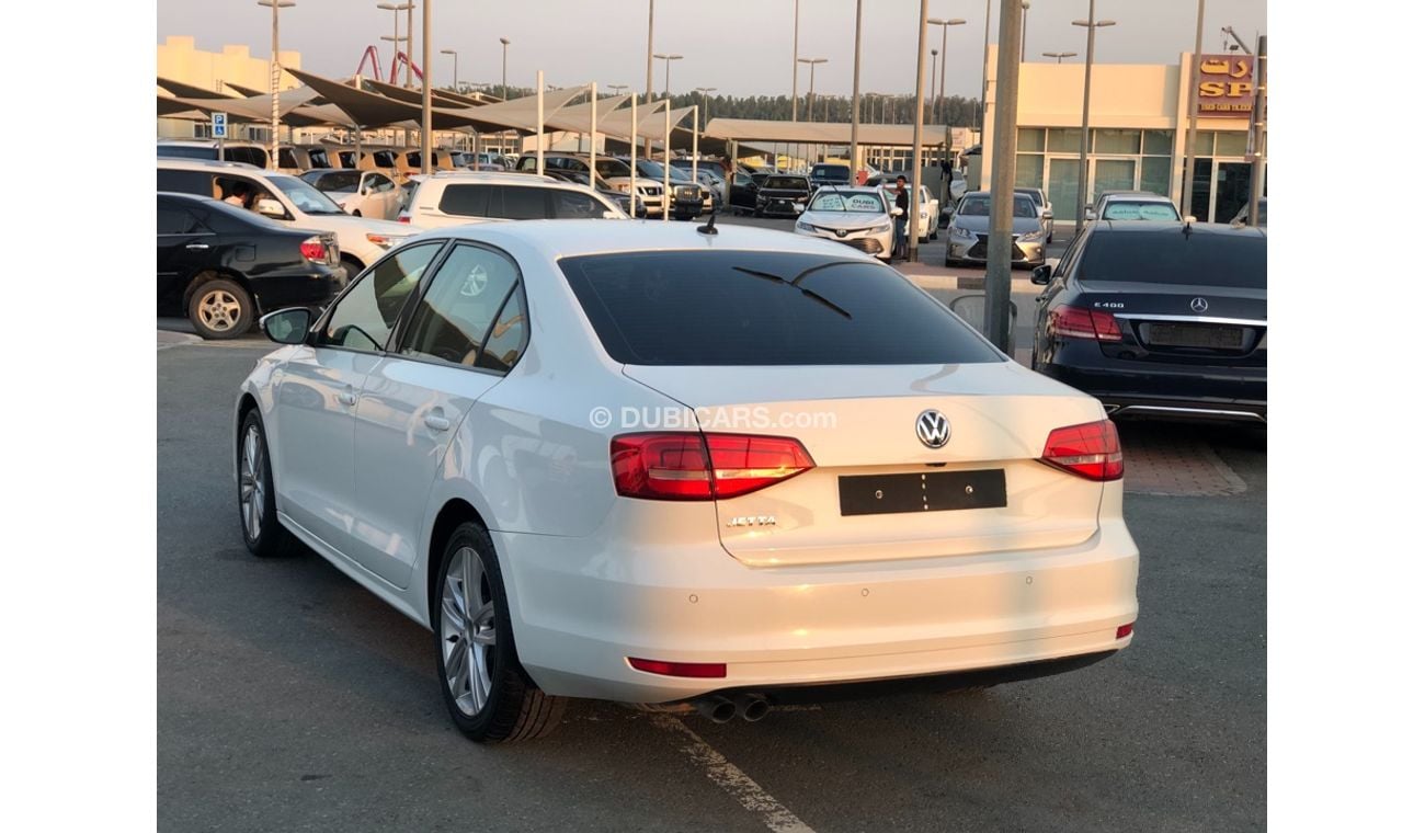Volkswagen Jetta Getta model 2016 GCC car prefect condition full option low mileage sun roof leather seats back camer