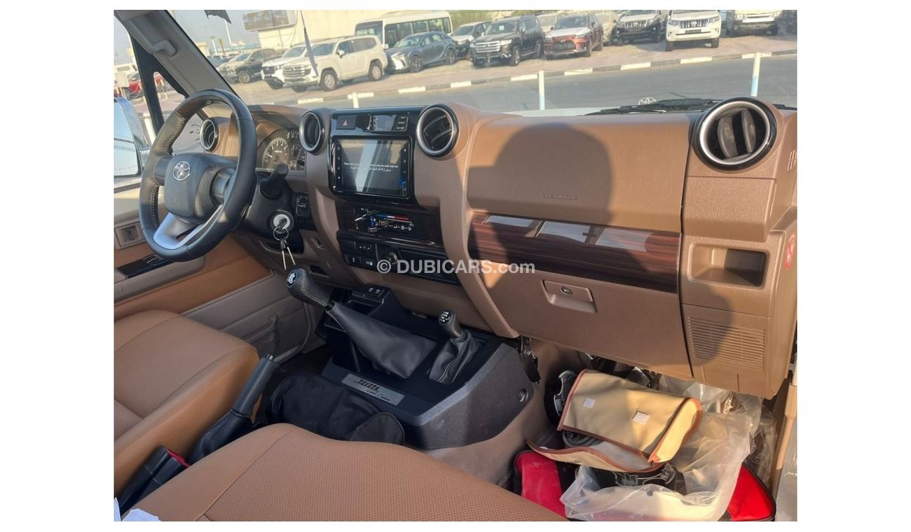 Toyota Land Cruiser Pick Up TOYOTA_LC_PICK_UP_79TH_SINGLE_4.0L_2023_FULL_OPTIONS_WHITE_BEIGE