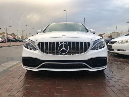 مرسيدس بنز C 300 موديل 2018  فل مواصفات فتحه وجلد  5 كاميرات وكت AMG kit