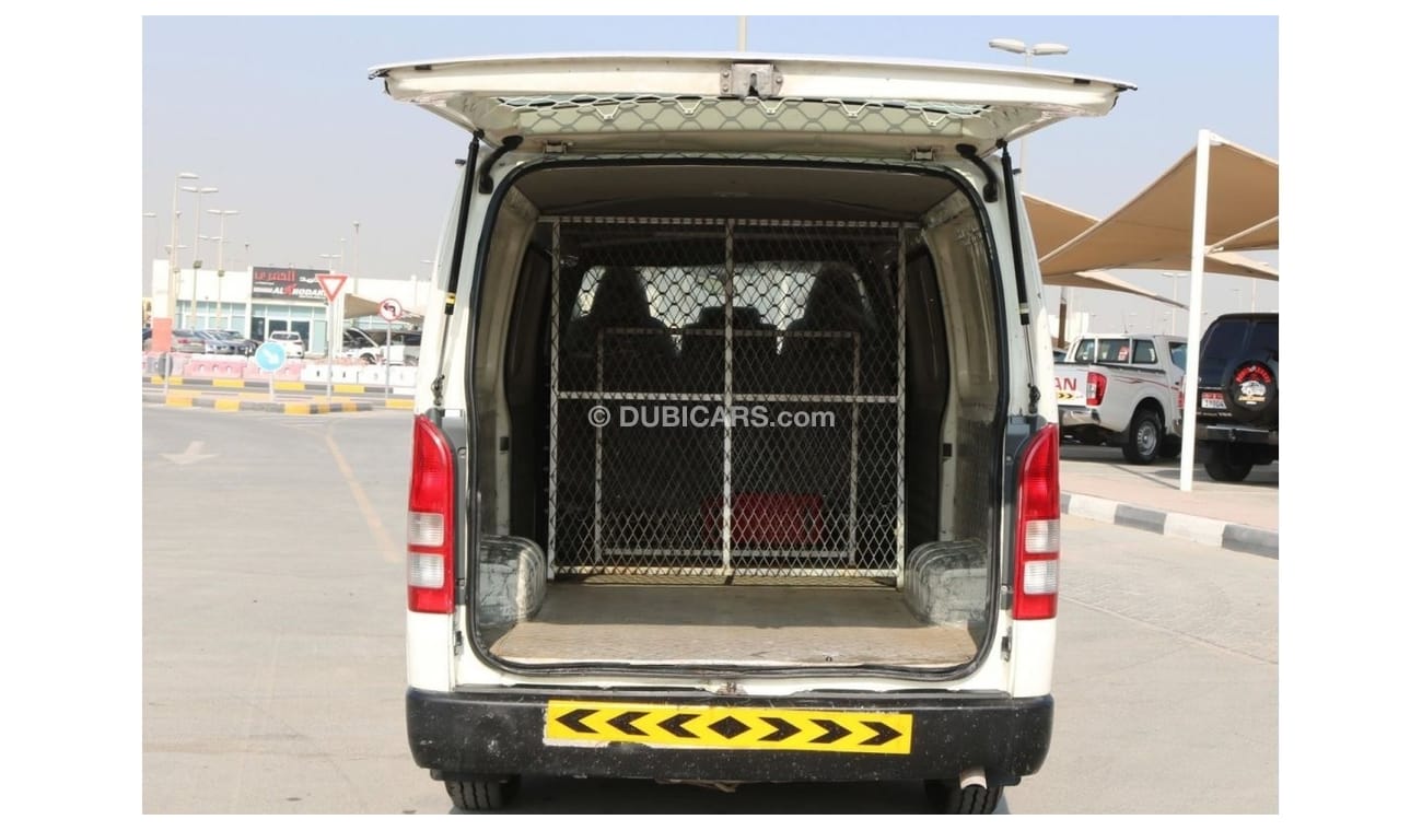 Toyota Hiace 2015 | HIACE STANDARD ROOF MULTIPURPOSE DELIVERY VAN WITH GCC SPECS AND EXCELLENT CONDITION