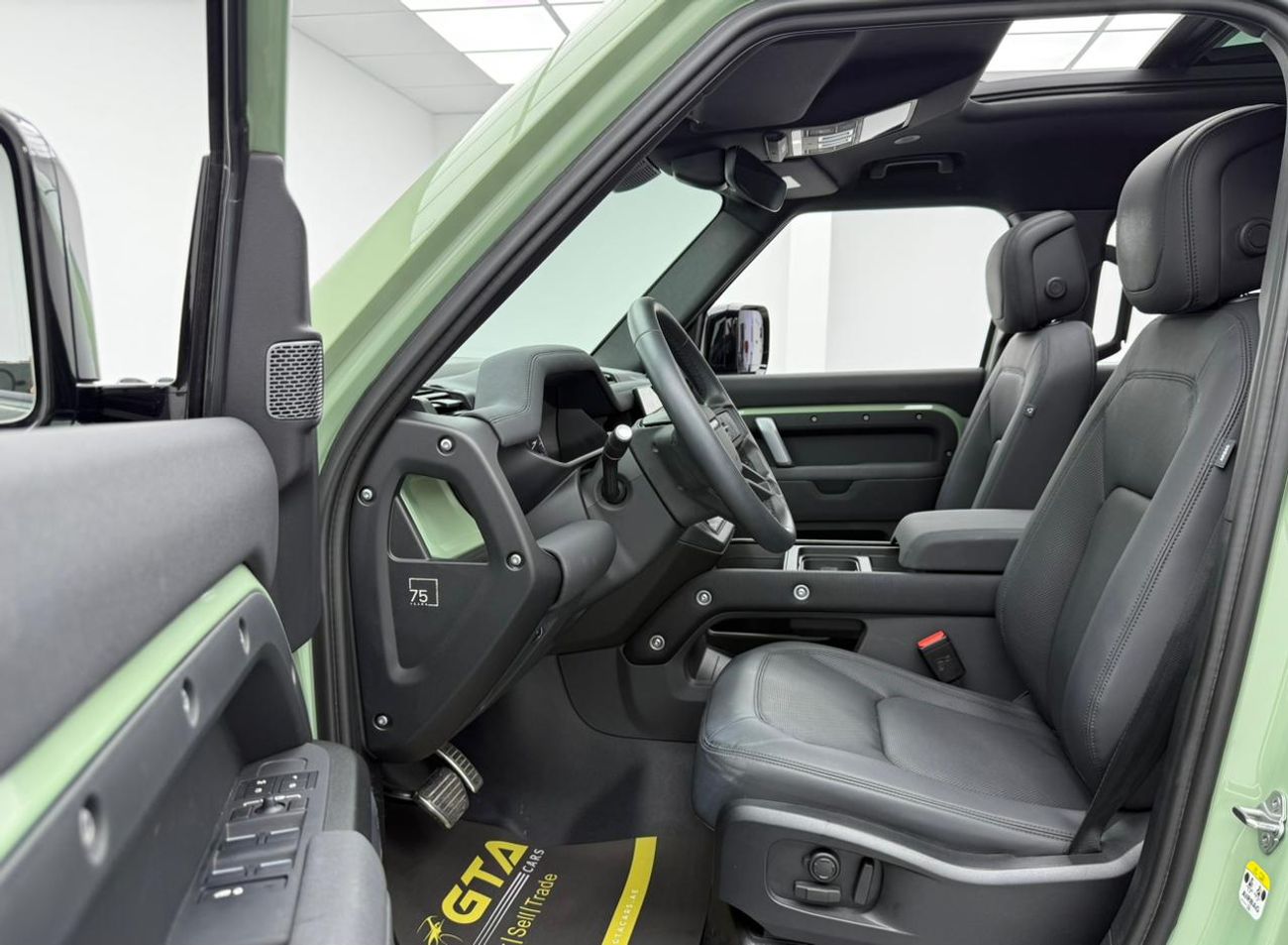 لاند روفر ديفندر 2023 Land Rover Defender P400 110 75th Anniversary, 2028 LR Warranty + Service Pack, Low Km, GCC