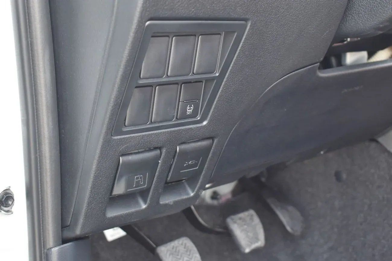 Toyota Hilux SR5 MT 2.7 PETROL