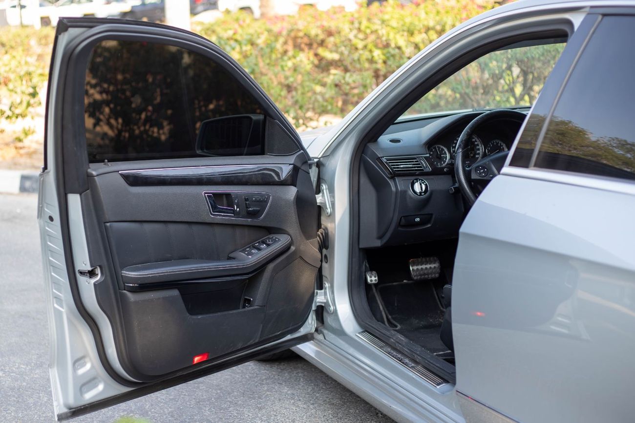 مرسيدس بنز E 350 Mercedes-Benz E350 2010, 3.5L V6, Automatic, RWD. Mileage: 180,000 km. Excellent condition inside an