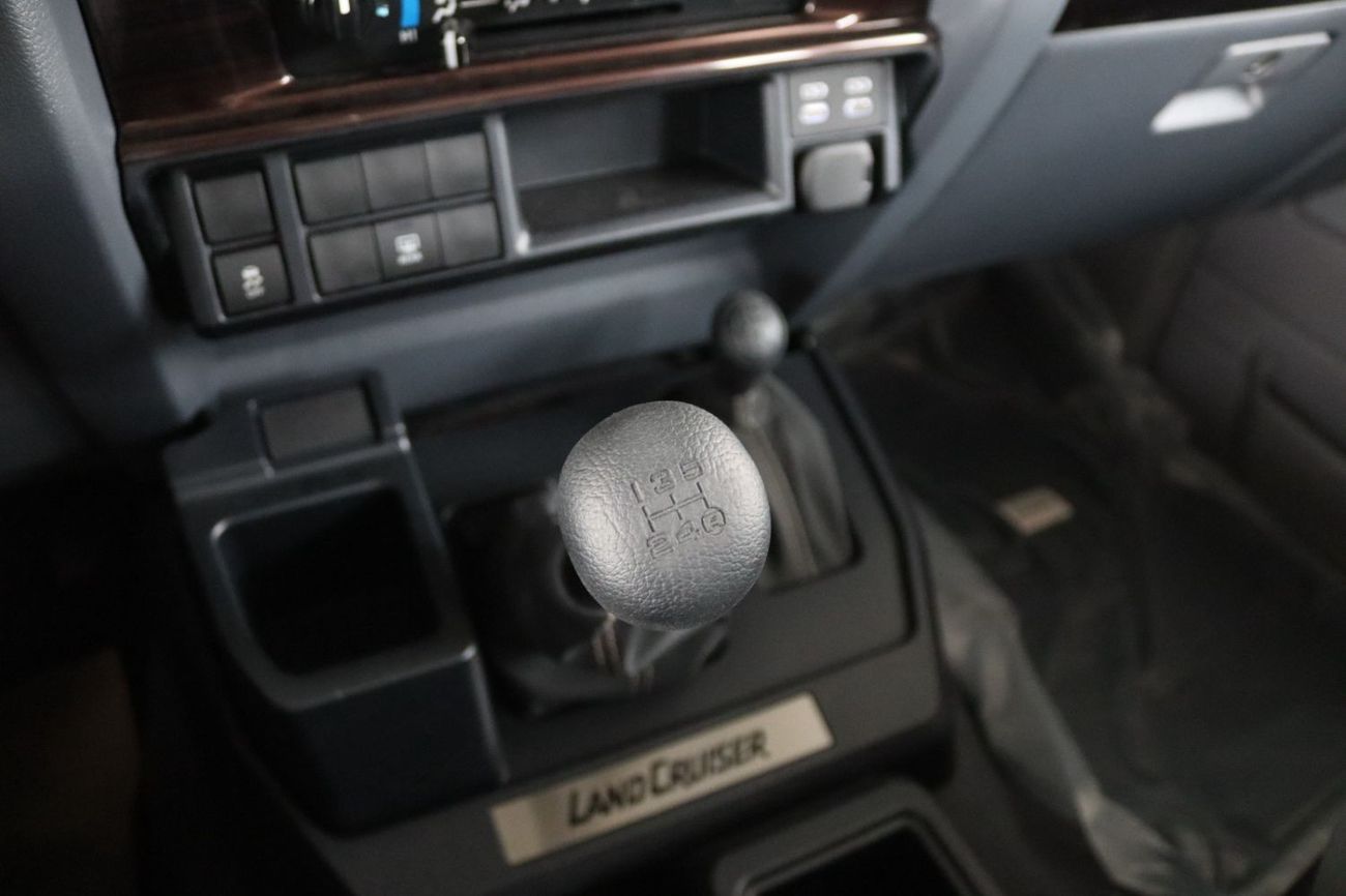 تويوتا لاند كروزر 2025 TOYOTA LAND CRUISER GDJ 76 2.8 DIESEL M/T  **EXPORT ONLY**التصدير فقط خارج الخليج**