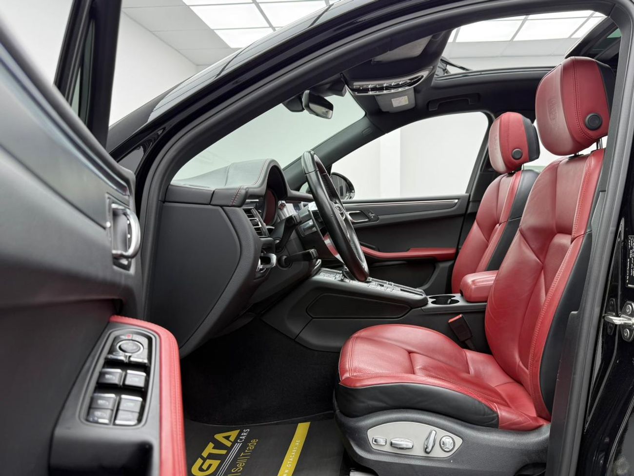 بورش ماكان 2021 Porsche Macan, 2026 Porsche Warranty, Full Porsche Warranty, Fully Loaded, GCC