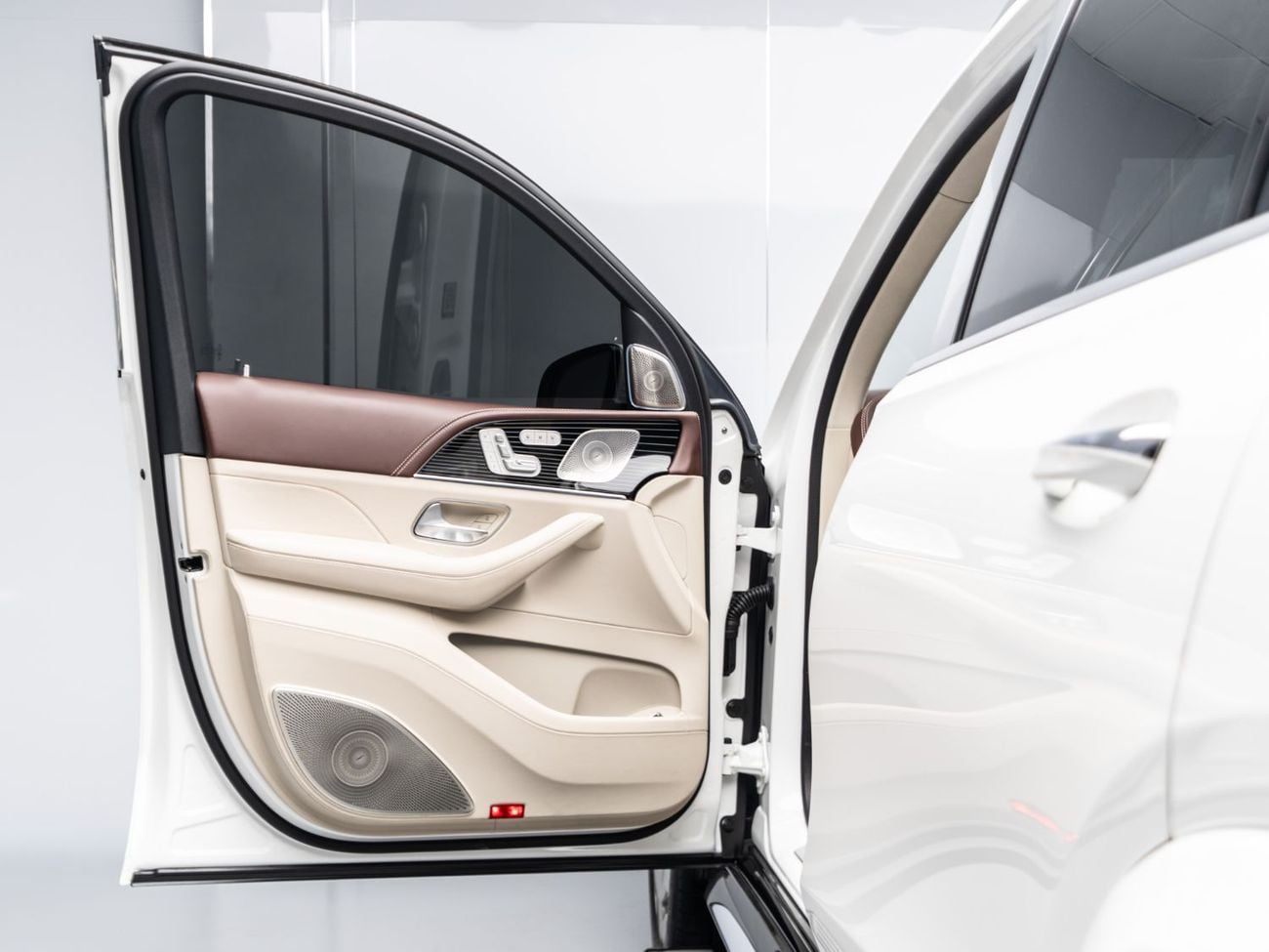 مرسيدس مايباخ gls600 مايباخ BUY NOW, PAY 2027 | THE BLACKLINE STANDARD | 2029 Mercedes Warranty + Service Contract, Low KMs, GCC