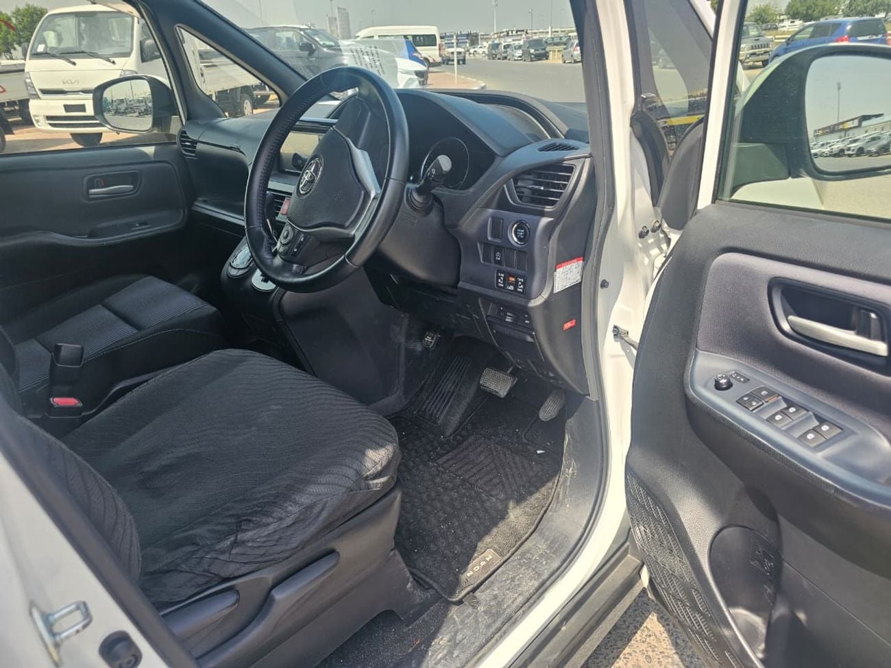 Toyota Noah Toyota Noah si 2015 RHD white colour