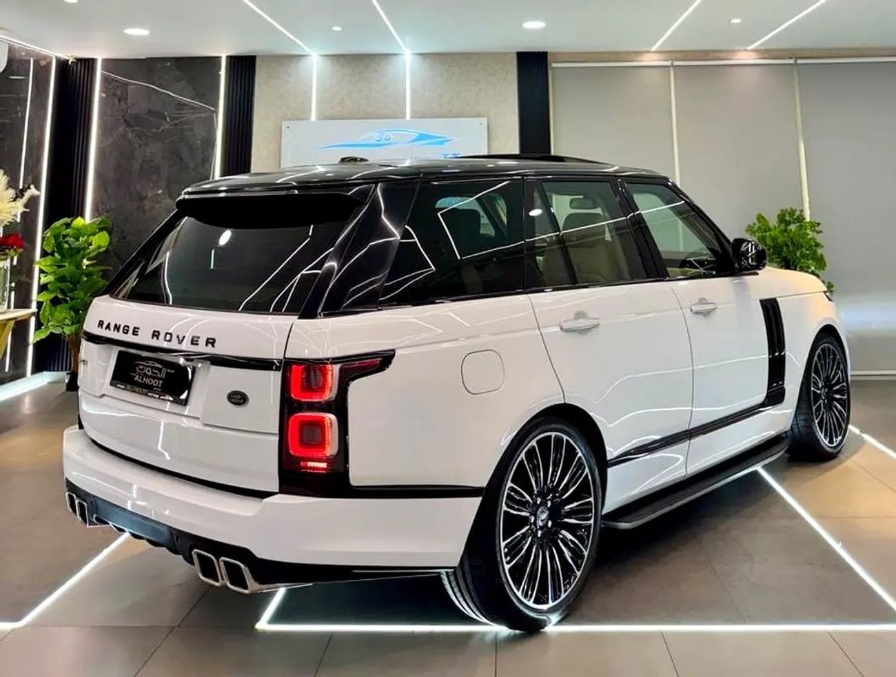 Land Rover Range Rover AMAZING VOGUE SV DESIGN || V8 SUPERCHARGED || GCC || PERFECT CONDITION