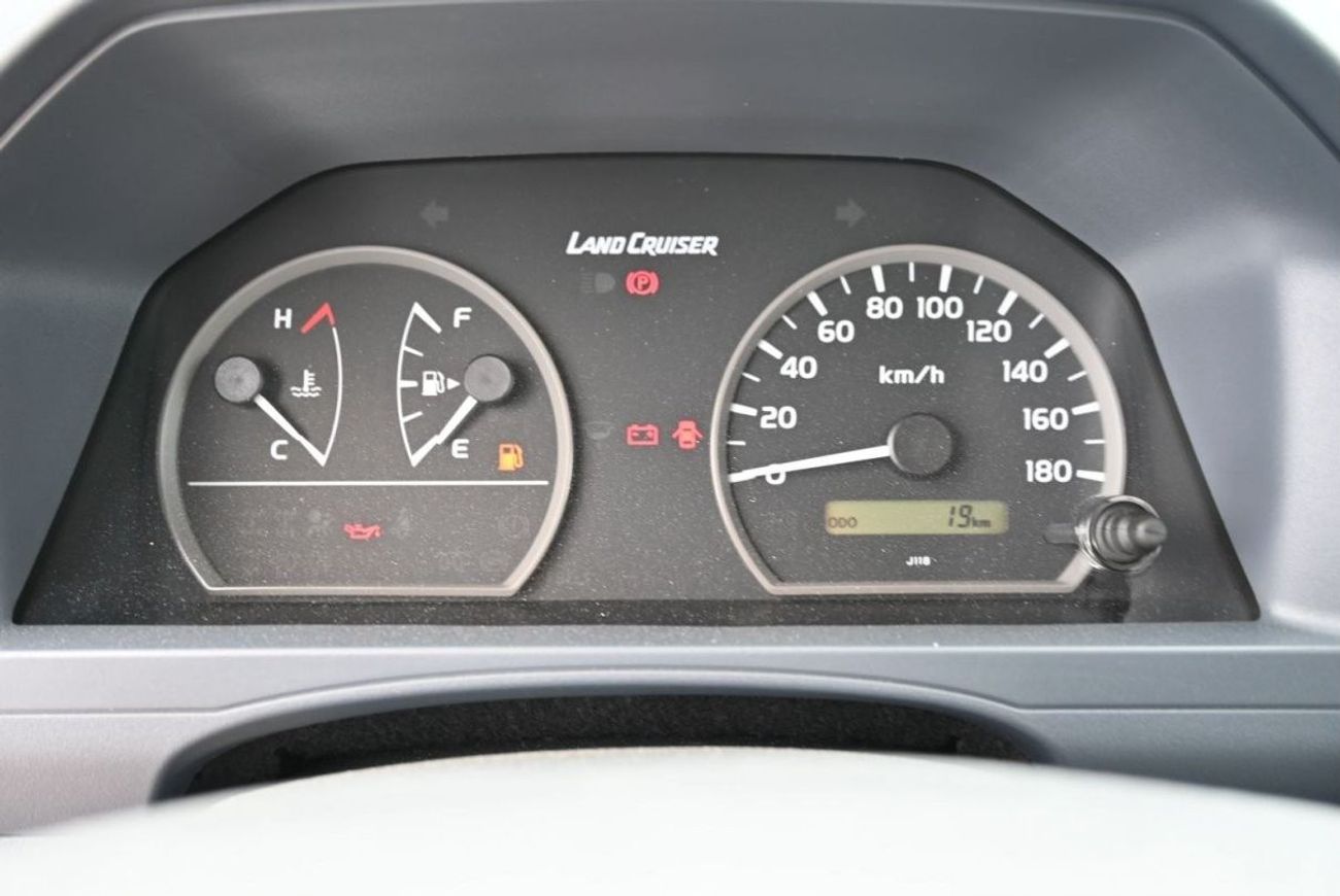 تويوتا لاند كروزر بيك آب تويوتا لاندكروزر 4.2 لتر ديزل، دبل كابين بيك اب 4WD 4 ابواب، لون ابيض، موديل 2022